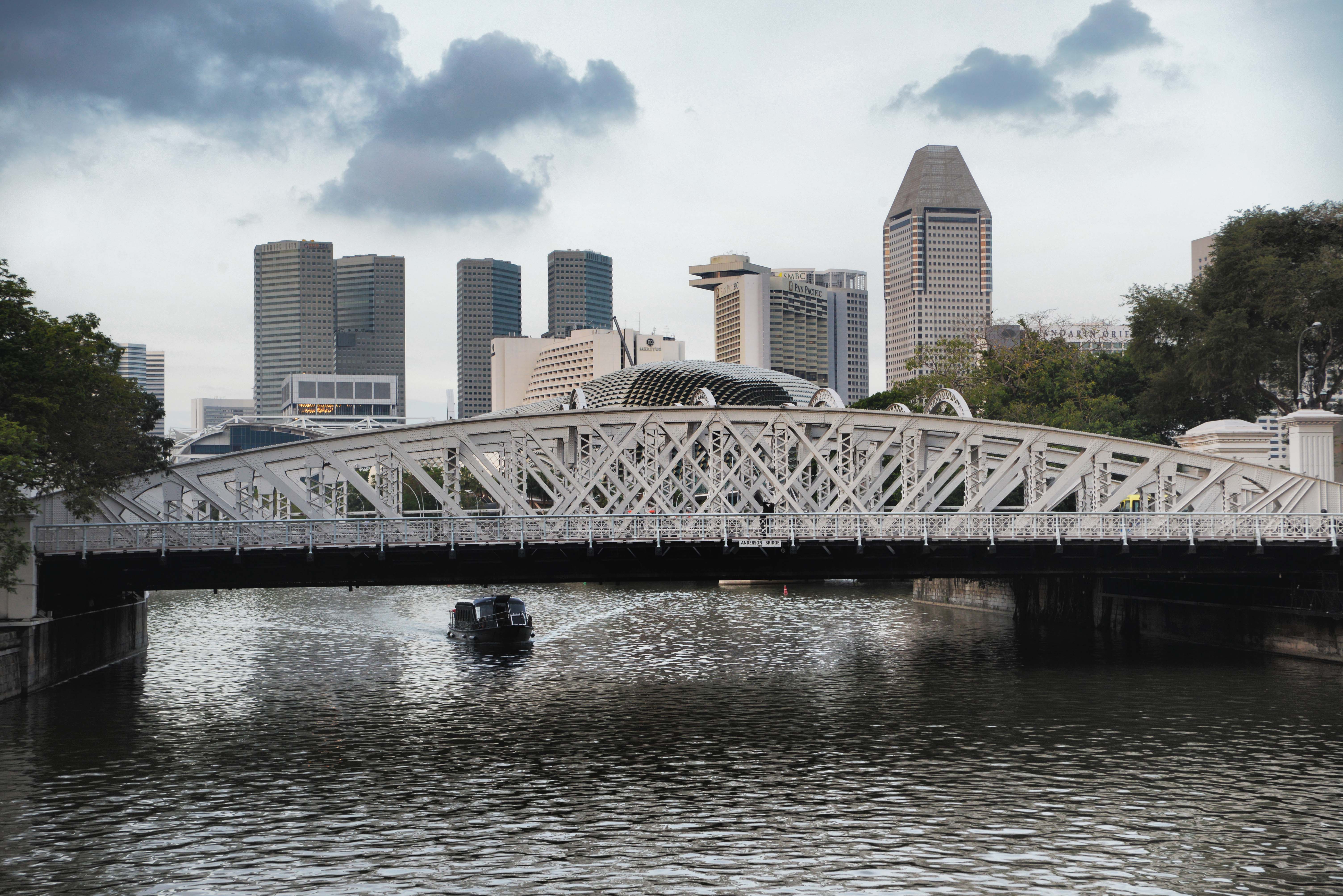 Gedung-gedung tua berdiri kokoh di antara belantara pencakar langit di Singapura.