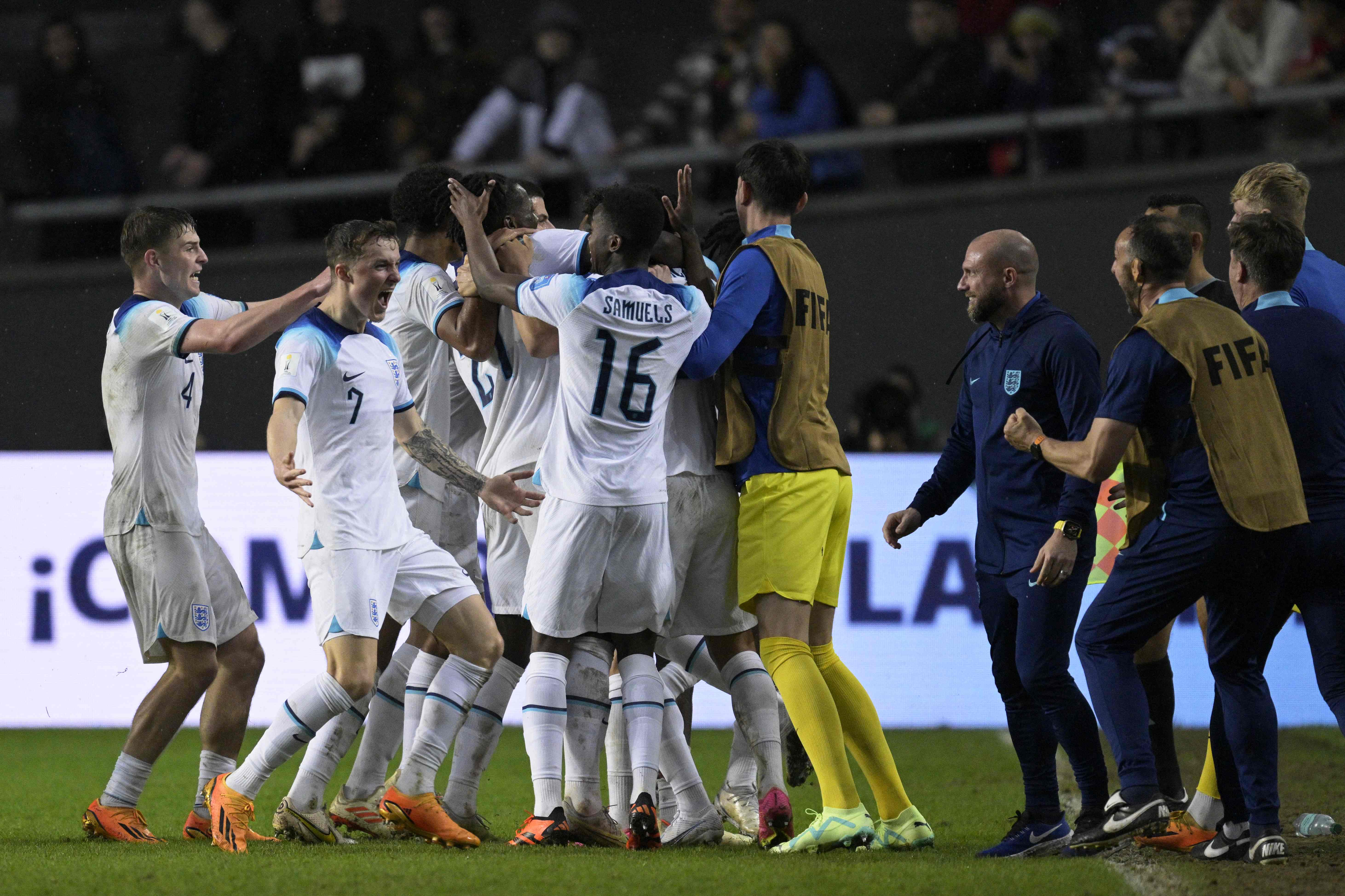 Timnas Piala Dunia U-20 Inggris merayakan kemenangan saat melawan Uruguay dengan skor 3-2, Jumat (26/5) dinihari. 
