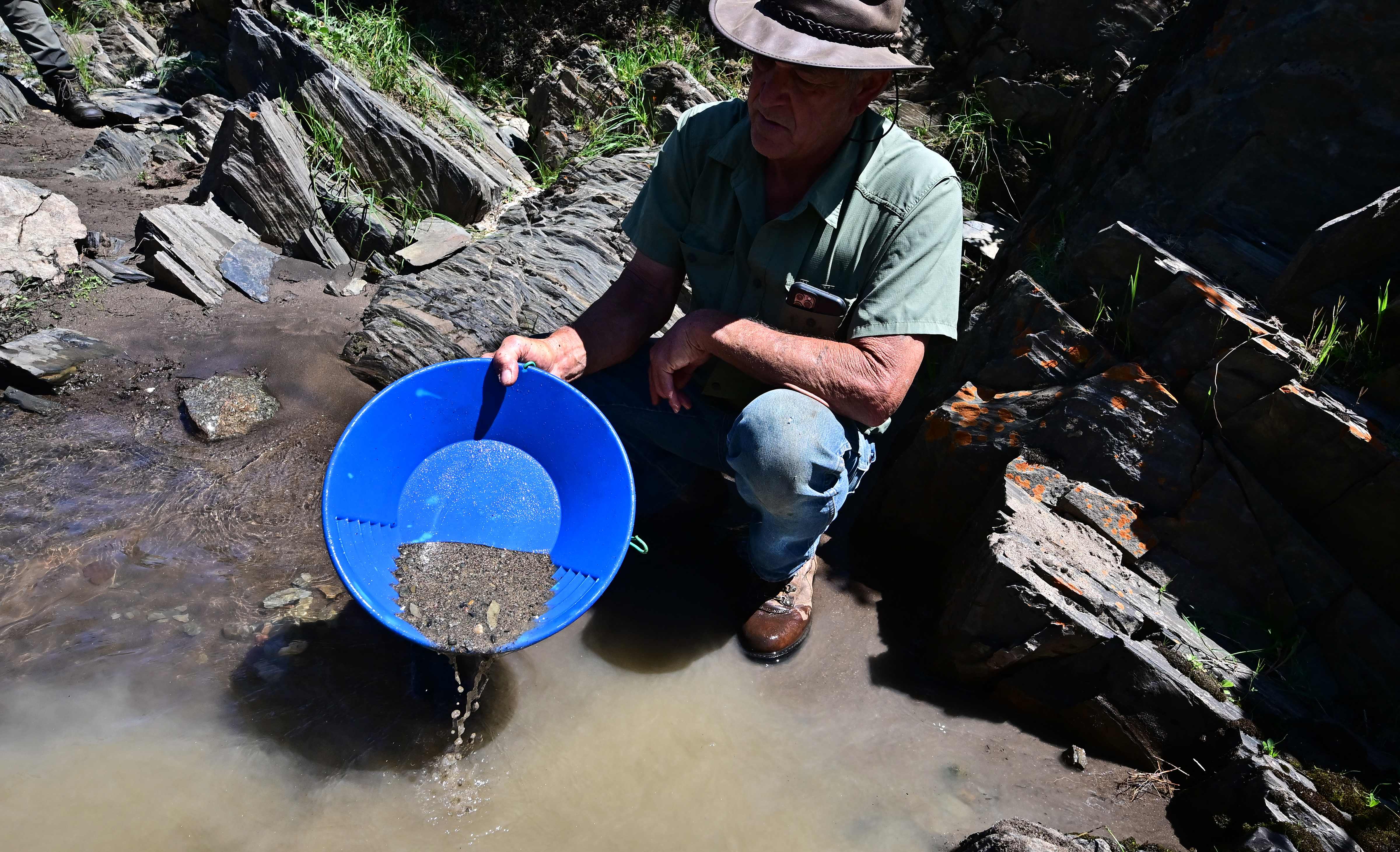 Brandon Barron , seorang penambang emas di California.
