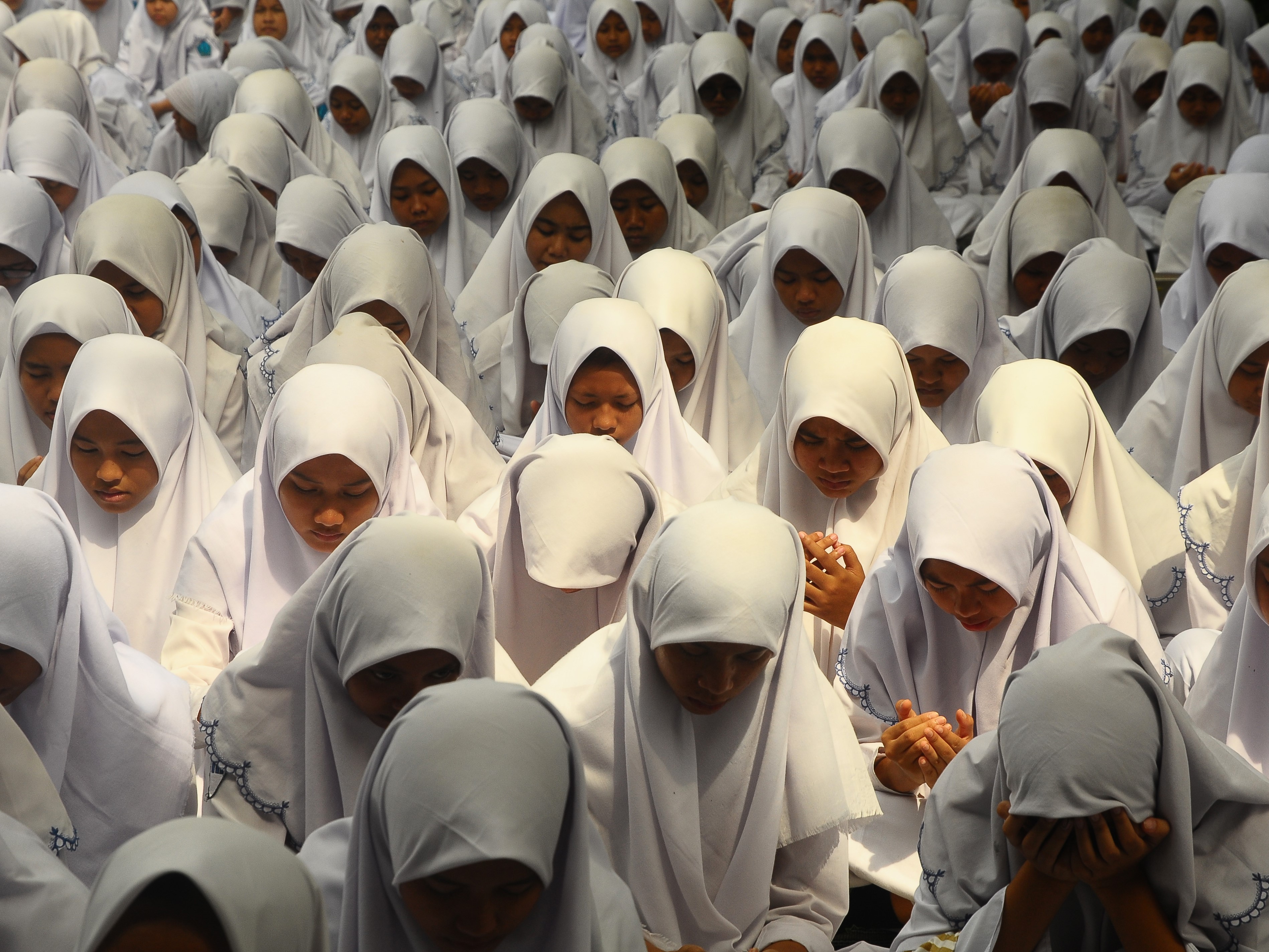 Pelajar melakukan doa dan zikir bersama saat kegiatan istighosah jelang ujian nasional di SMP Negeri 5 Kudus, Jawa Tengah.