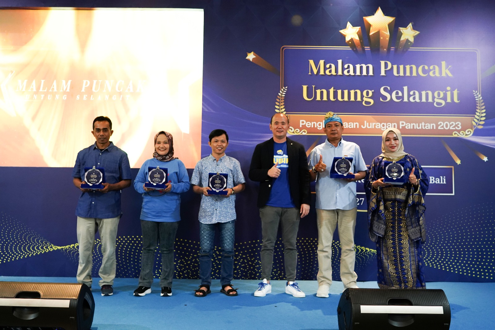  BukuWarung, menggelar Malam Penghargaan dengan tema Malam Puncak Untung Selangit di Denpasar, Bali, Sabtu (27/5).