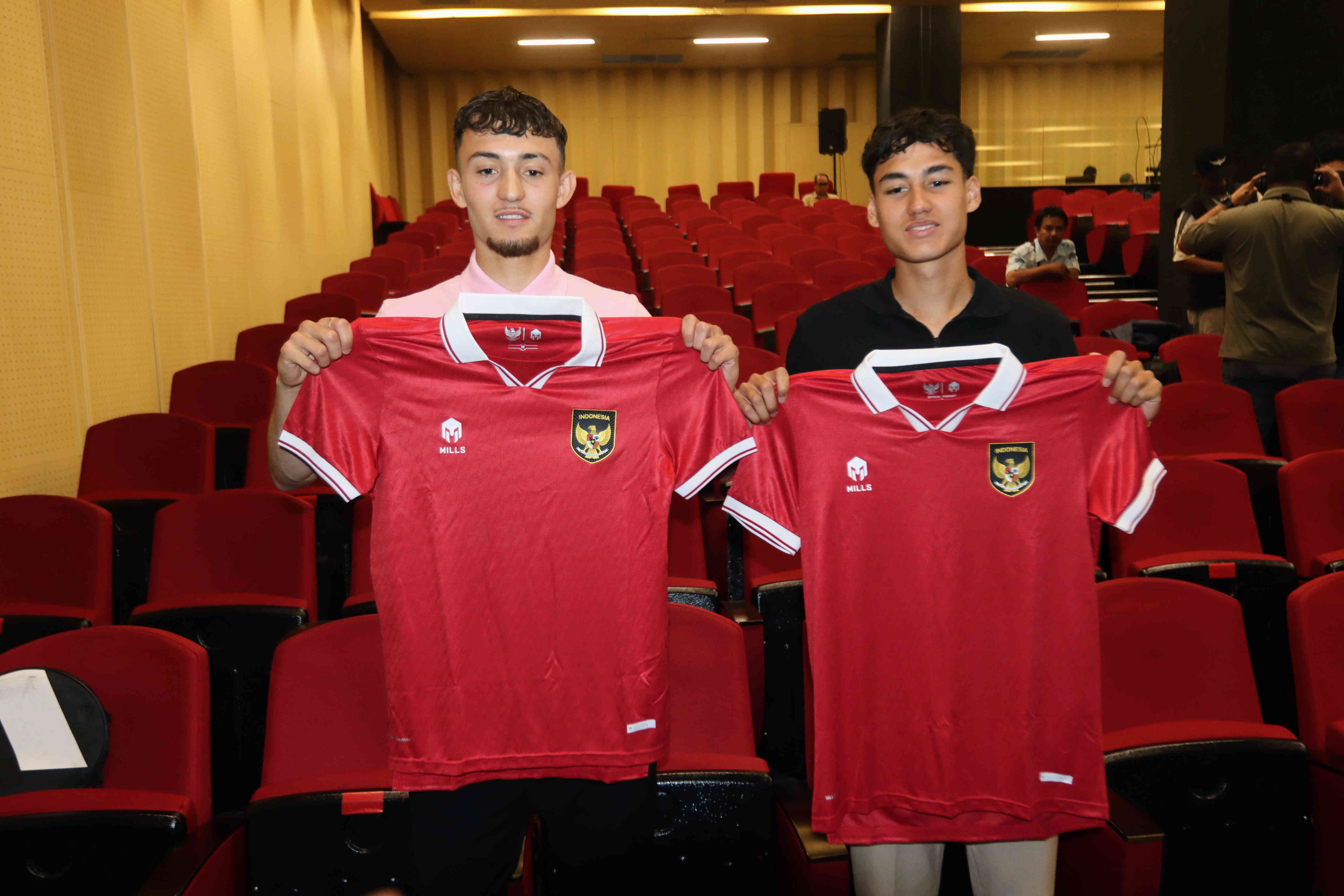 Pemain naturalisasi Rafael Struick (kanan) dan Ivar Jenner, memegang jersey timnas sepakbola saat konpers di Jakarta, Rabu (24/5/2023).
