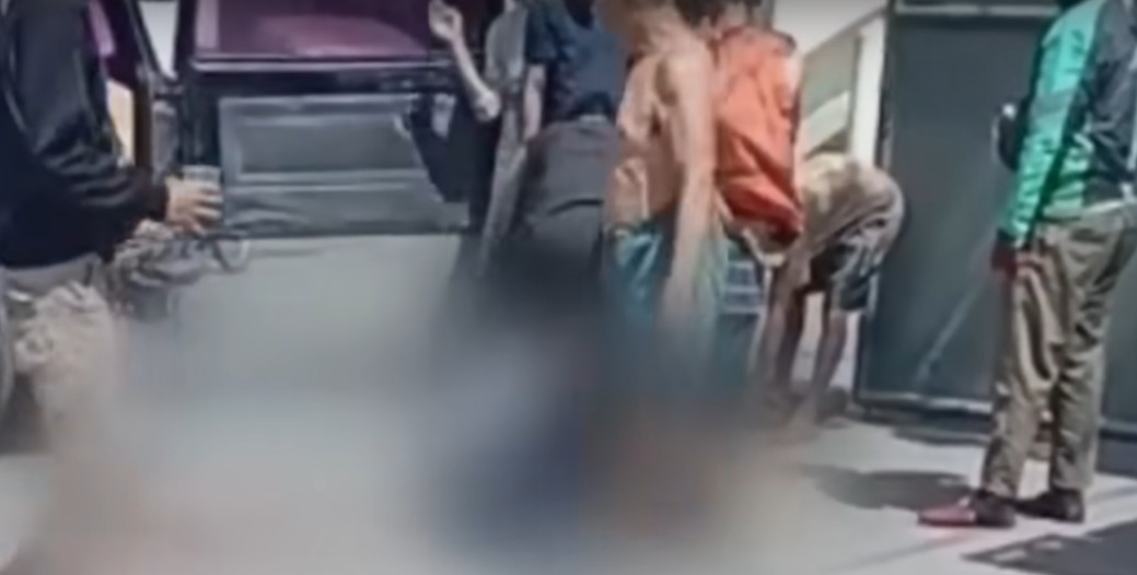 Kurir online tewas terjepit pagar otomatis di pabrik plastik, Cengkareng, Jakarta Barat.