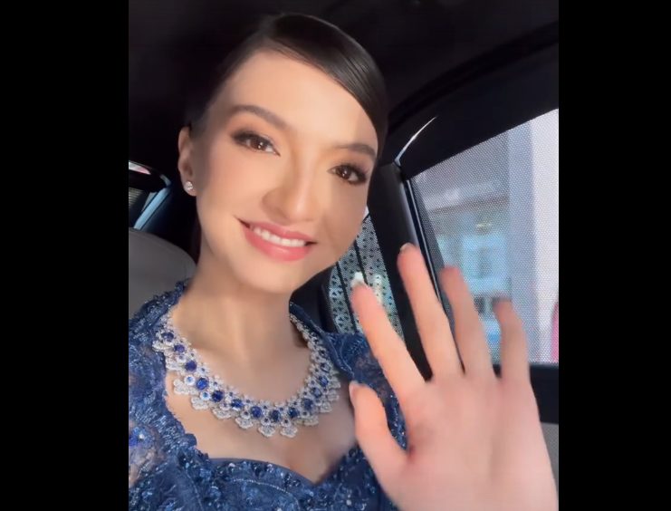 Aktris Raline Shah mengenakan kebaya biru dan batik saat menghadiri Festival Film Cannes 2023 di Prancis.