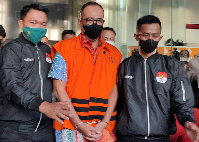 KPK menyelusui Rafael Alun Trisambodo melalui  Notaris PPAT Fransiscus Xaverius Arsin pada Kamis (4/5).