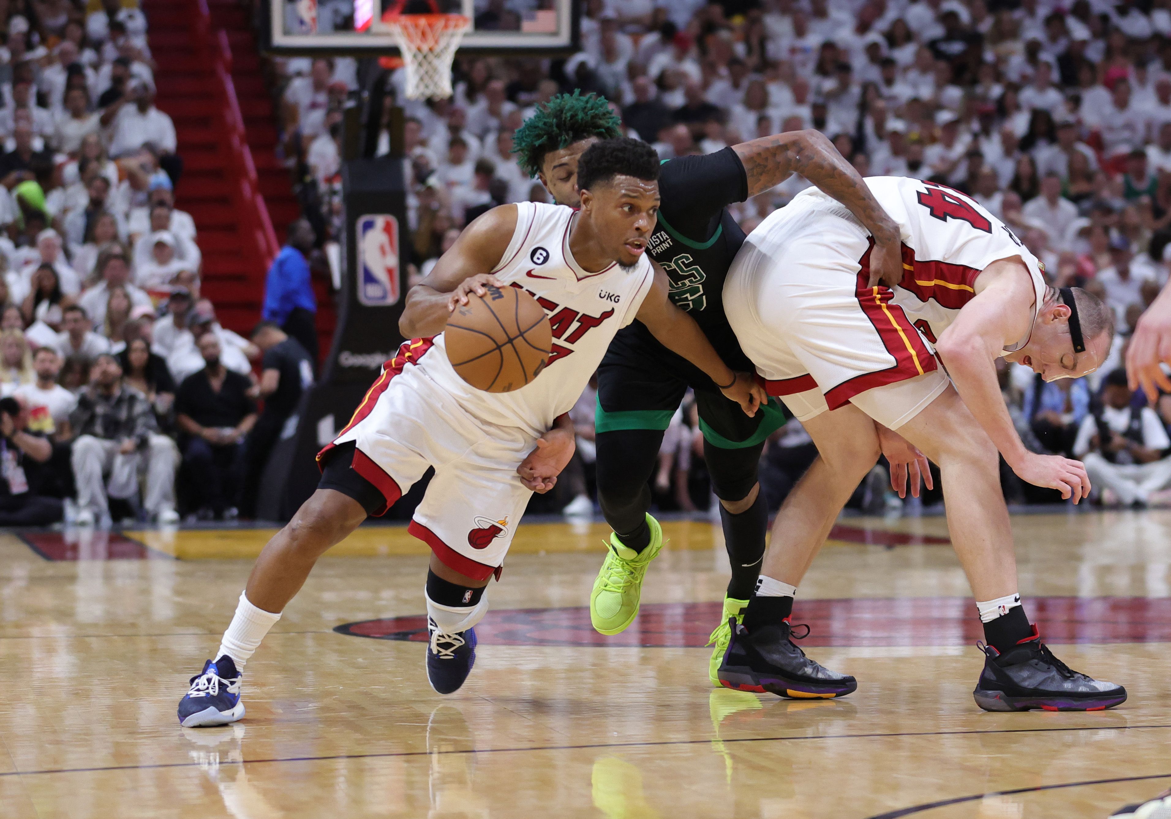 Pebasket Miami Heat Kyle Lowry (kiri) mendrible bola dalam laga final Wilayah Timur melawan Boston Celtics.