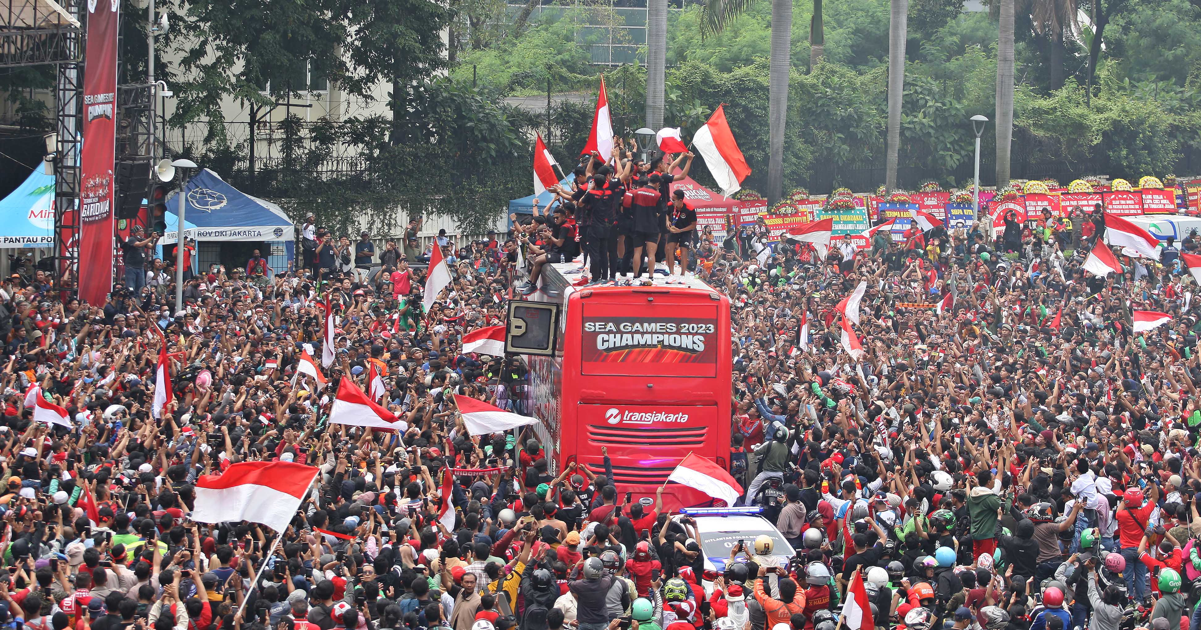 Ribuan massa menyambut arak-arakan Timnas U-22 dan para atlet SEA Games 2023 di Bundaran HI, Jakarta, Jumat (19/5).