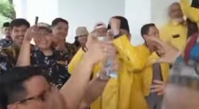 Kader Golkar Sumatera Selatan lakukan sawer uang di depan gedung KPU.