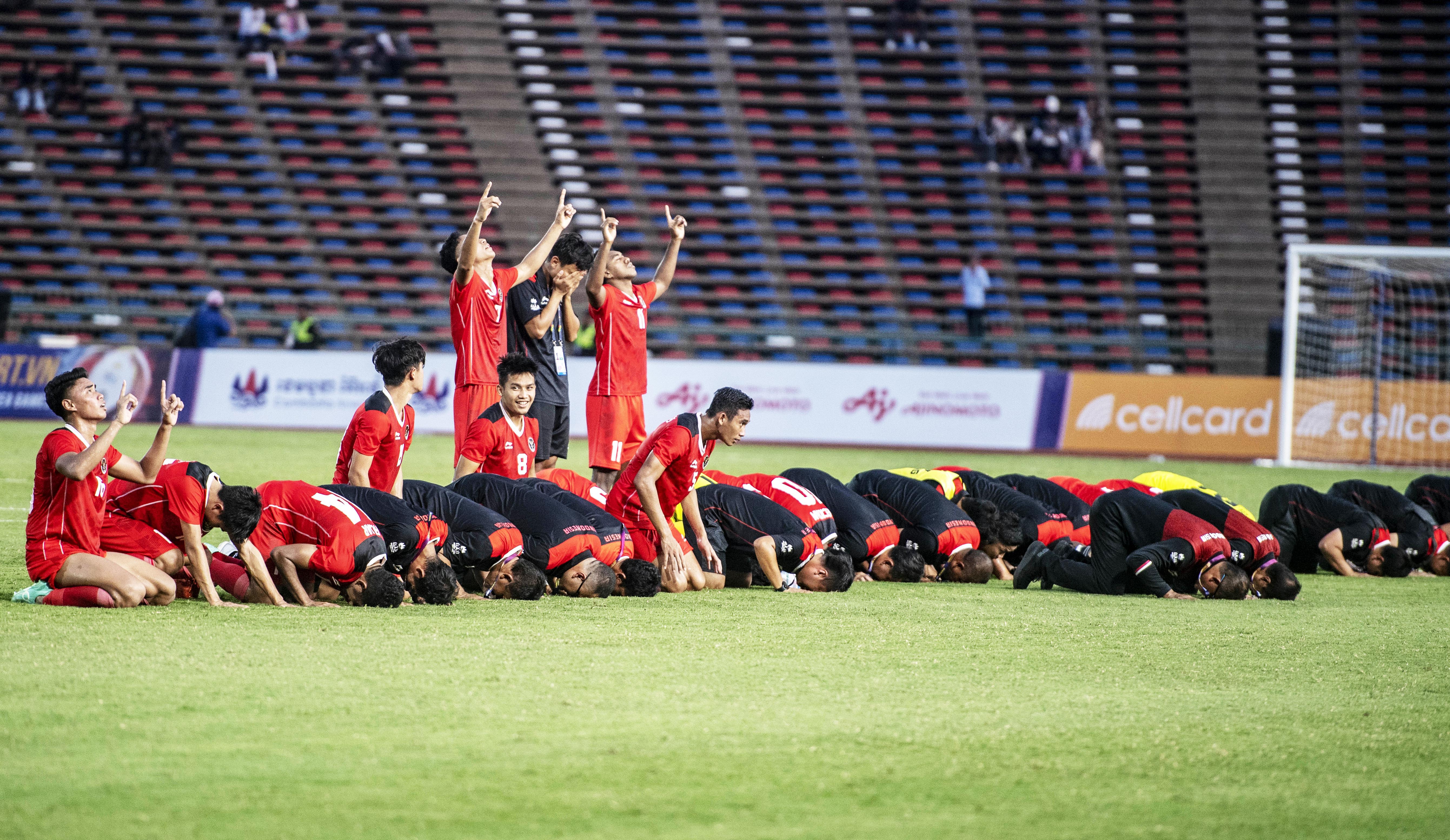 Para pemain dan ofisial timnas Indonesia U-22 melakukan sujud syukur usai bertanding melawan Vietnam 