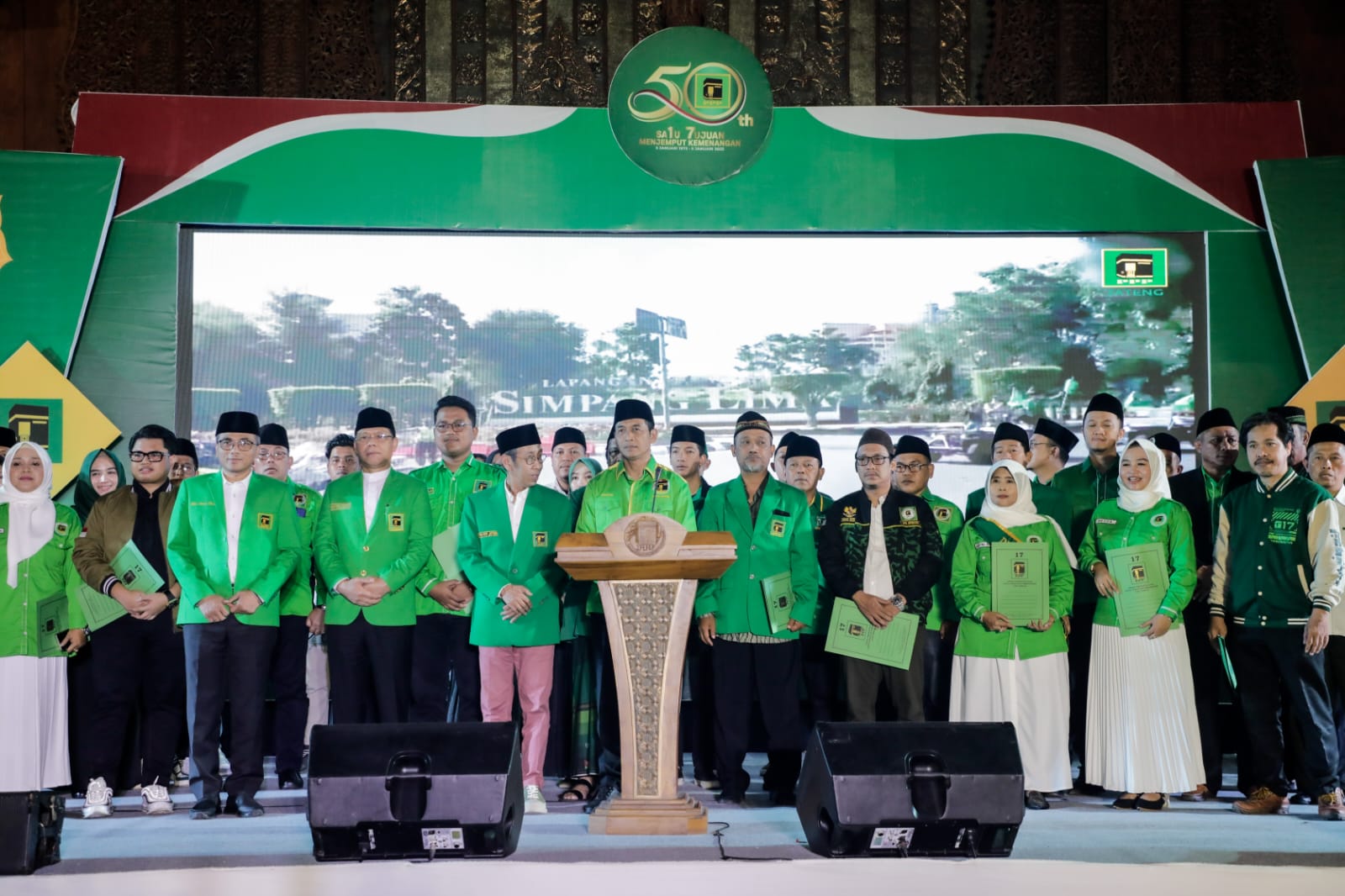 Acara pengukuhan bakal calog legistlatif (bacaleg) DPR RI, DPRD I dan DPRD II, serta melantik PW WPP Jawa Tengah di Semarang, Jateng.