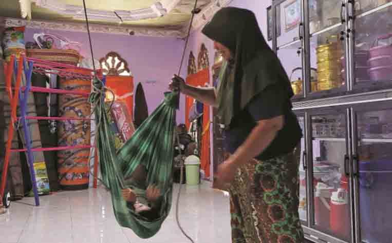  Ilong Ina mendendangkan atik.  