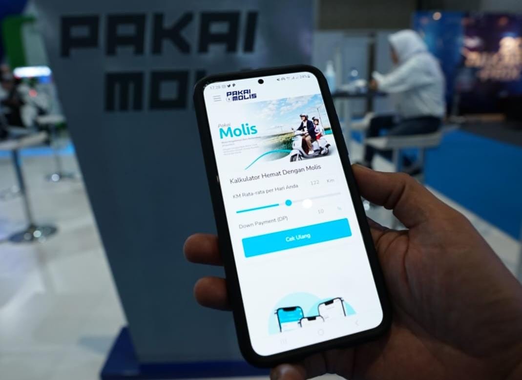 Website www.pakaimolis.co.id tampat pada layar smartphone.