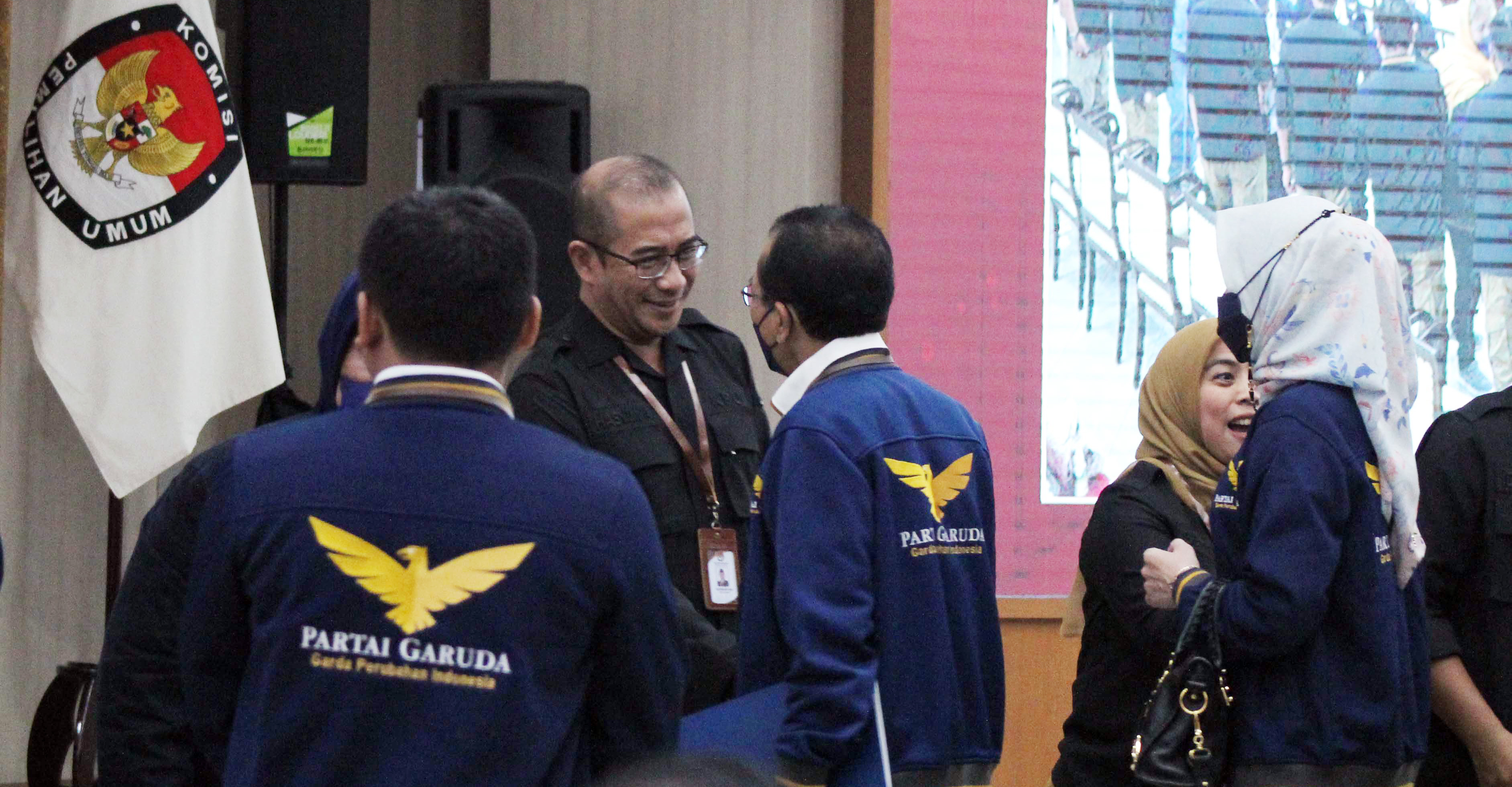 Ketua Komisi Pemilihan Umum (KPU) Hasyim Asy’ari berbicara dengan pimpinan dan pengurus Partai Garuda saat pendaftaran partai politik