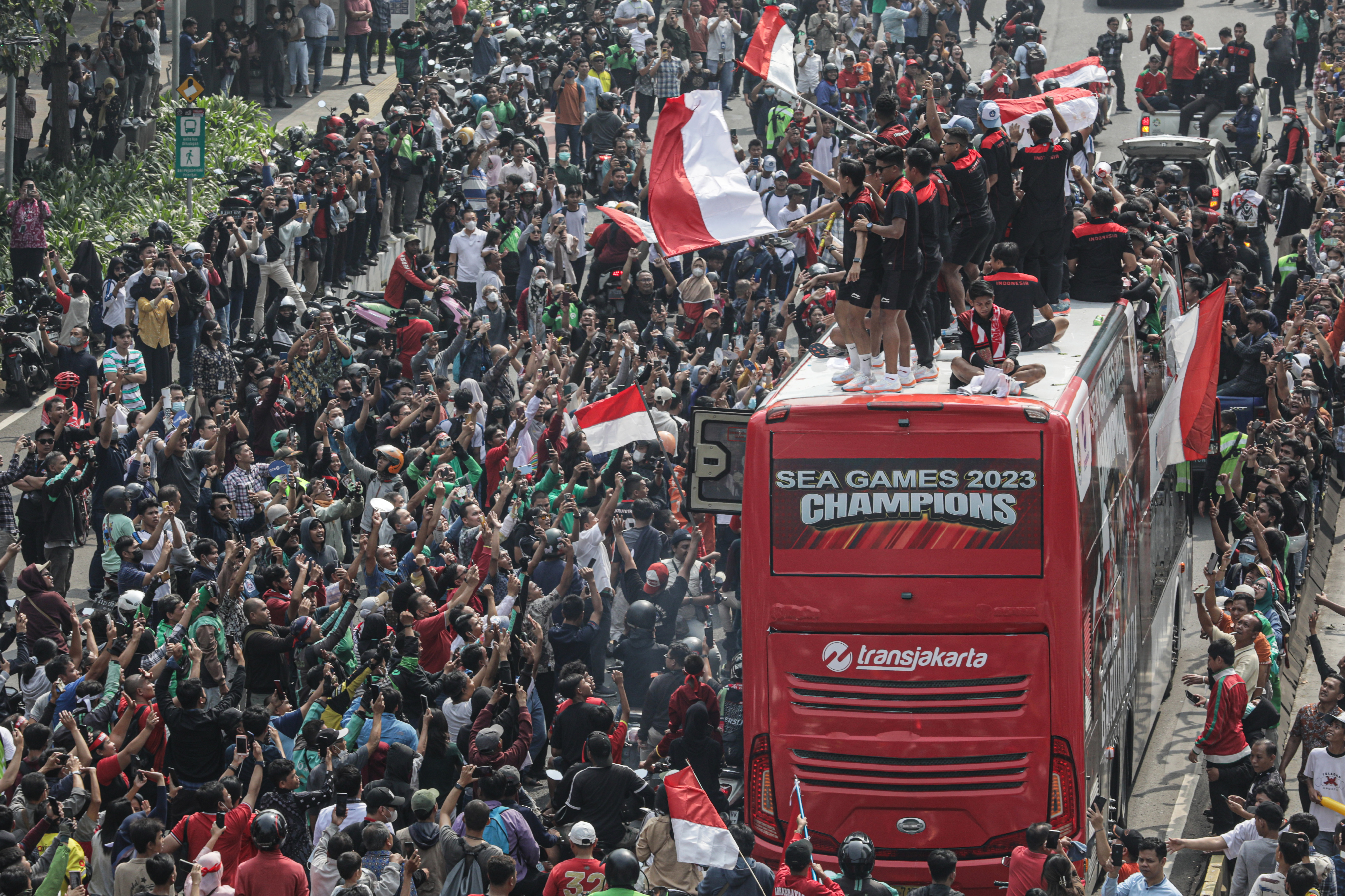 Pemain Timnas U-22 melakukan pawai kemenangan di Jakarta