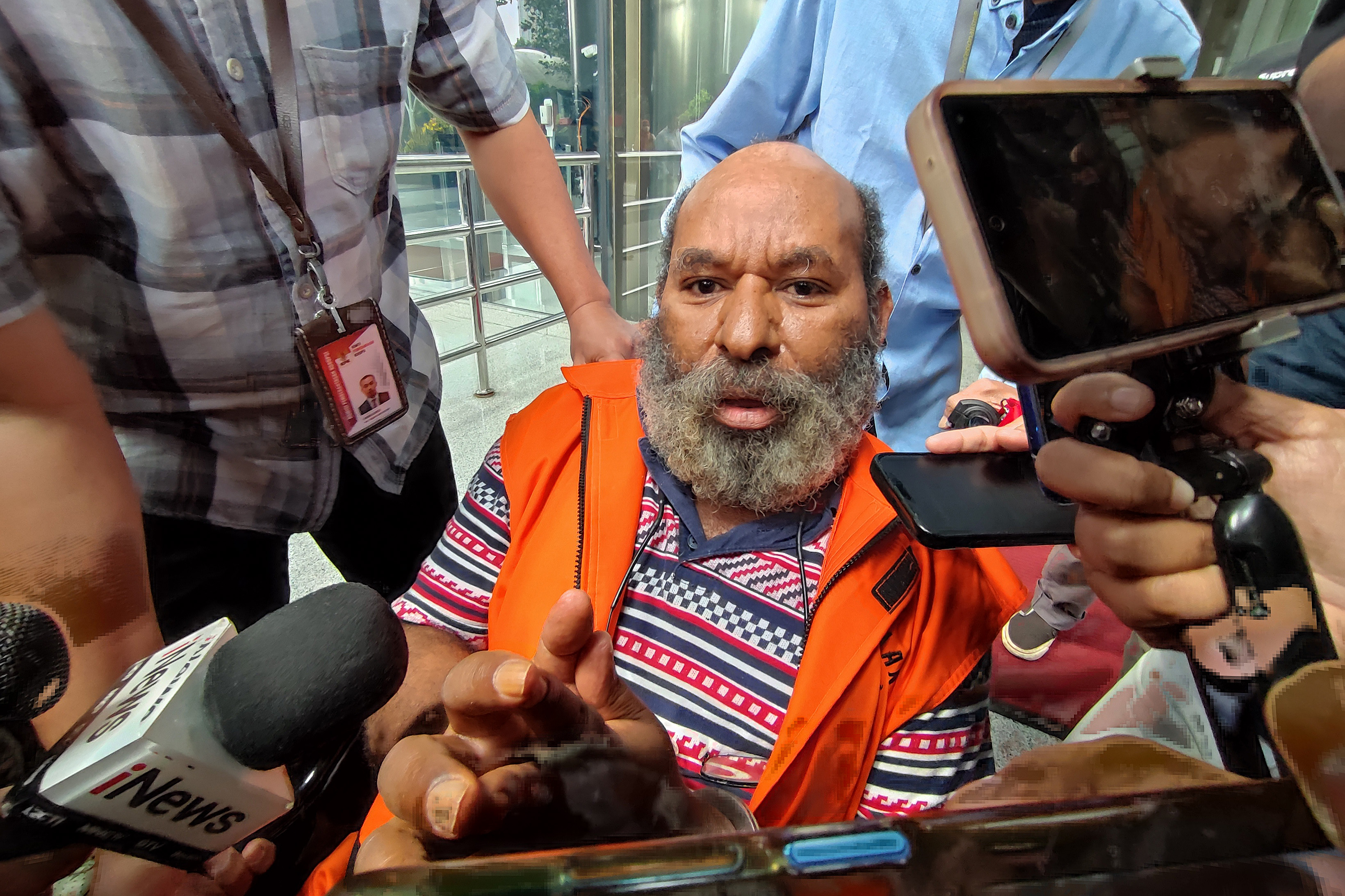 Tersangka Gubernur Papua nonaktif Lukas Enembe berjalan keluar usai menjalani pemeriksaan lanjutan di Gedung Merah Putih KPK