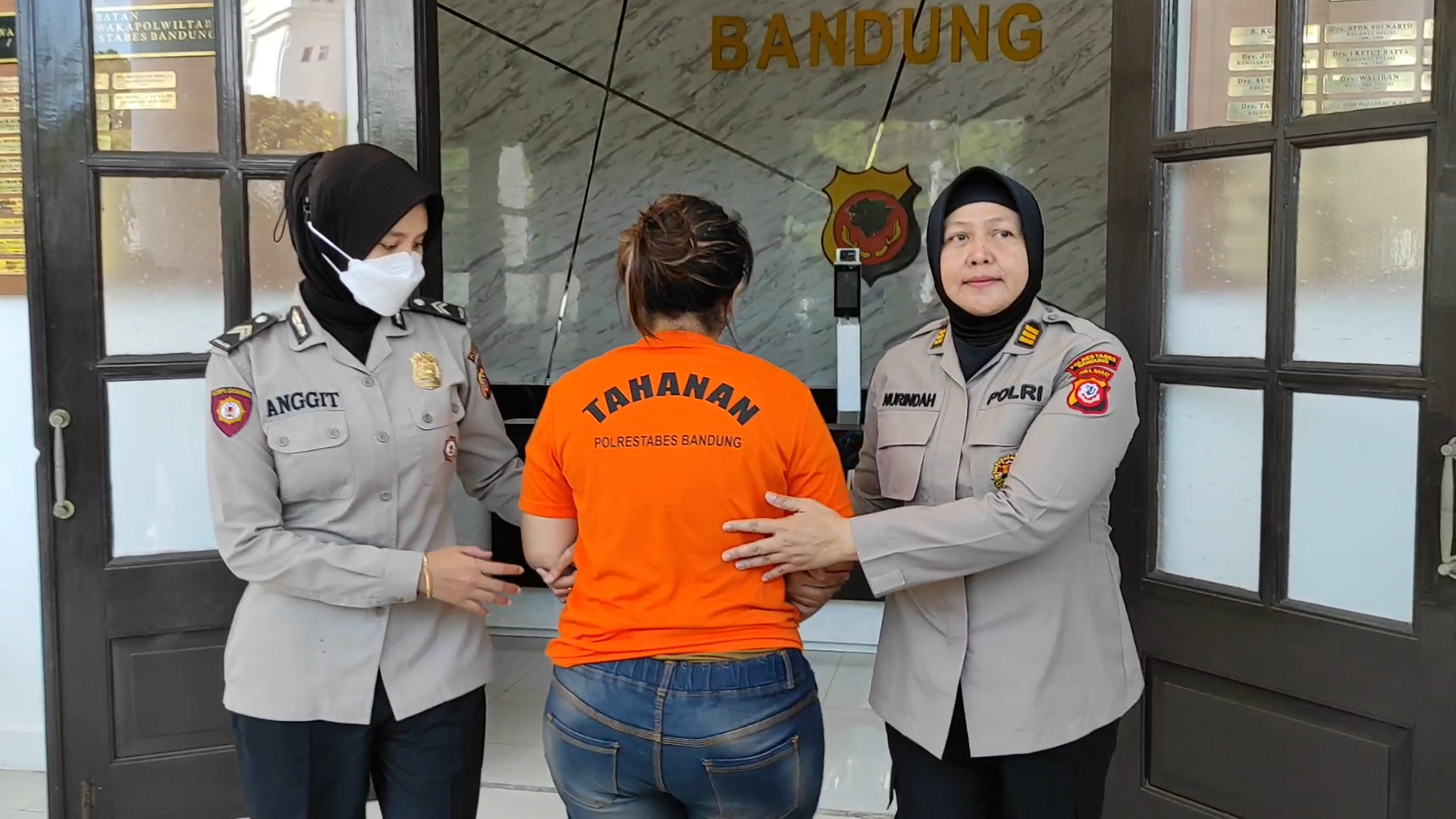 Tersangka ICL yang membawa kabur uang studi tur siswa SMAN 21 Bandung senilai Rp400 juta.