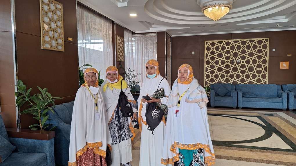 Jemaah haji Indonesia menggunakan mukena seragam agar mudah dikenali.