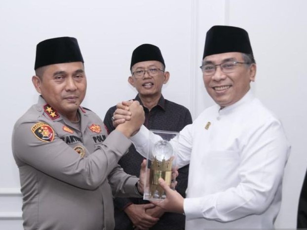 Kapolda Metro Jaya Karyoto bersalaman dengan Ketua Umum PBNU Yahya Cholil Staquf.