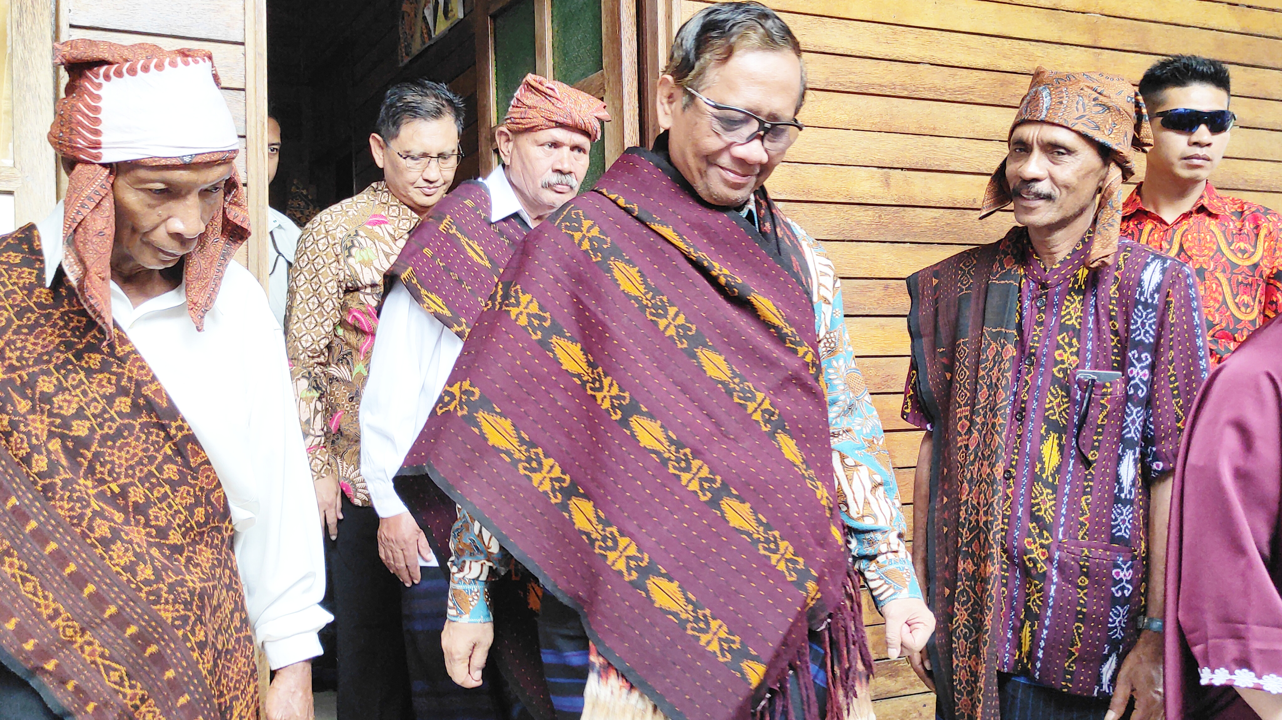 Menko Polhukam Mahfud MD mengenakan pakaian adat Lio saat mengunjungi rumah kecil eks menkeu Fransiskus Seda di Sikka, NTT