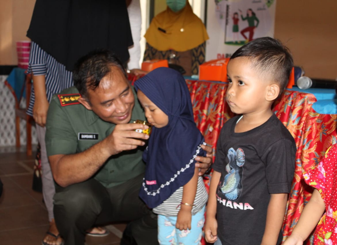 Komandan Kodim 0723 Klaten Letkol Czi Bambang Setyo Triwibowo membantu balit mengonsumsi suplemen