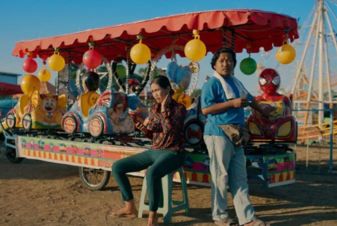 Potret karakter Basri (Arham Rizky Saputra) dan Salma (Rezky Chiki) dalam film Basri & Salma in a Never-Ending Comedy.