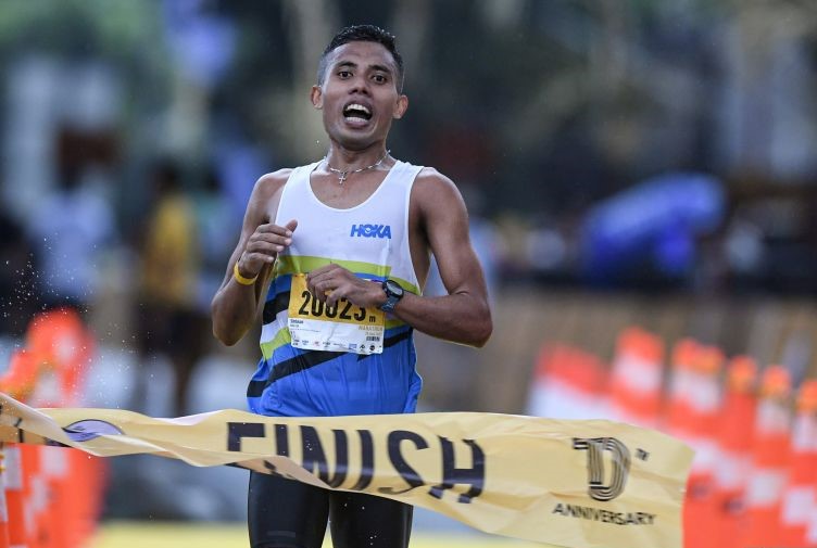 Pelari Rikki Martin Simbolon meraih medali emas 10 ribu meter putra di SEA Games Kamboja