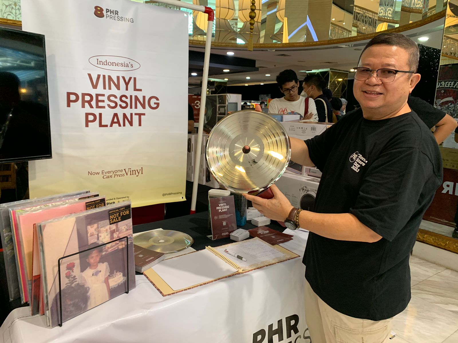 Direktur PHR Pressing Johan Mantiri di sela Record Store Day Indonesia, di Jakarta, Sabtu (6/5).