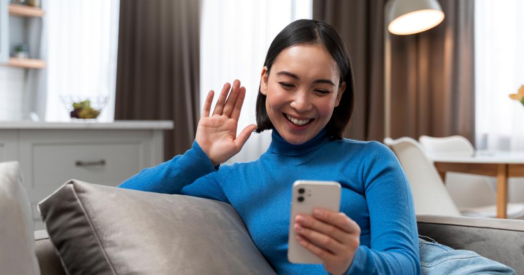 Ilustrasi seorang menggunakan internel melalui smartphone.