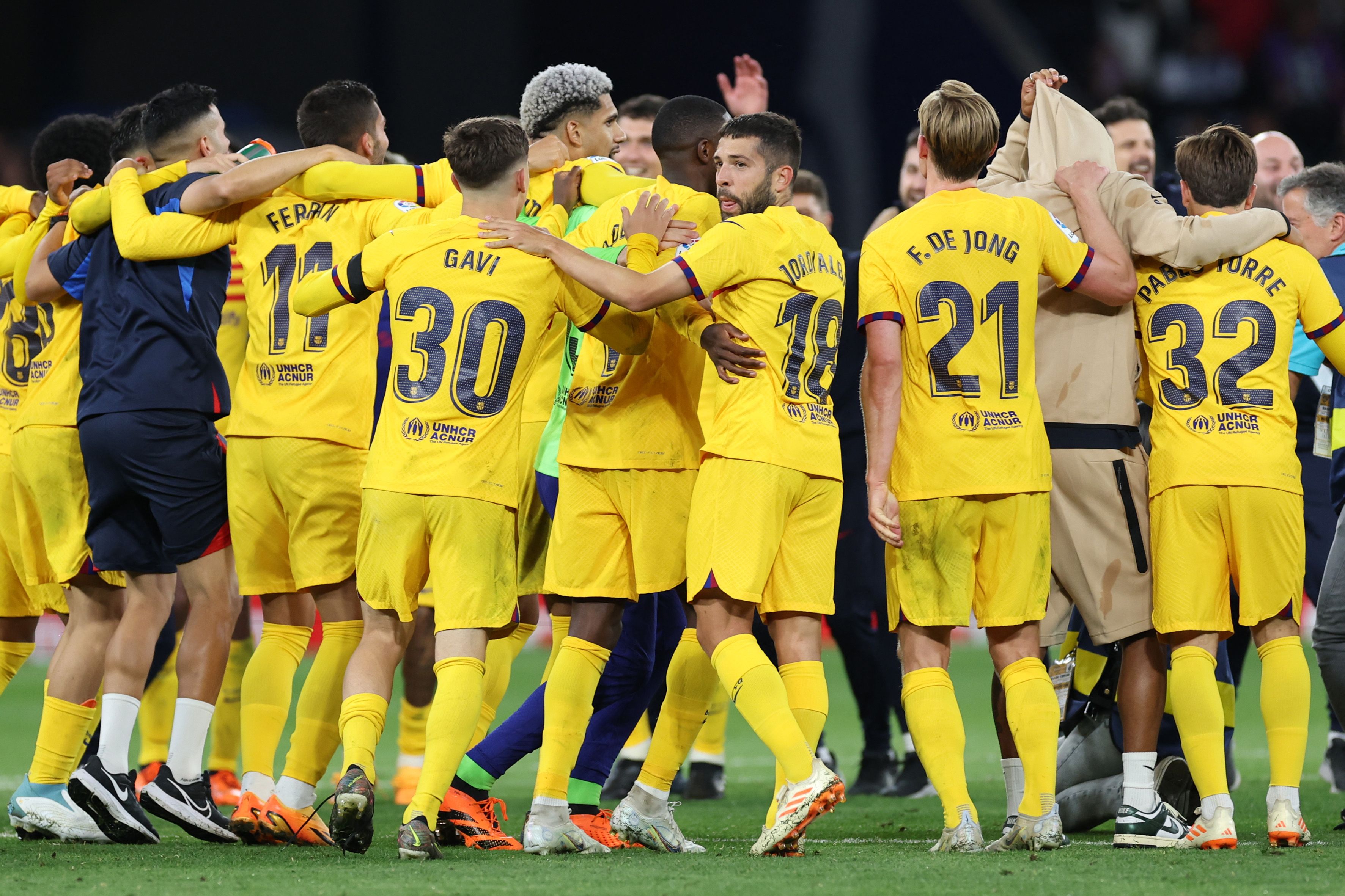 Para pemain Barcelona melakukan selebrasi usai memastikan diri menjadi juara La Liga berkat kemenangan di kandang Espanyol.