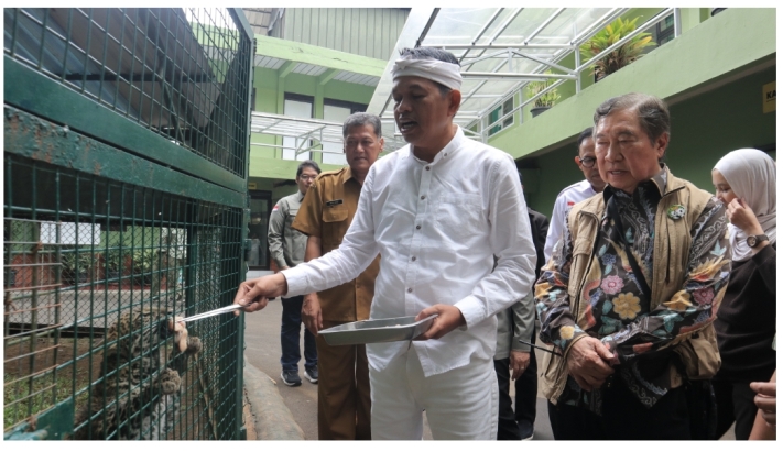 Wakil Ketua Komisi IV DPR RI Dedi Mulyadi didampingi Direktur Taman Safari Jansen Manansang saat kunjungan ke Taman Safari Bogor.