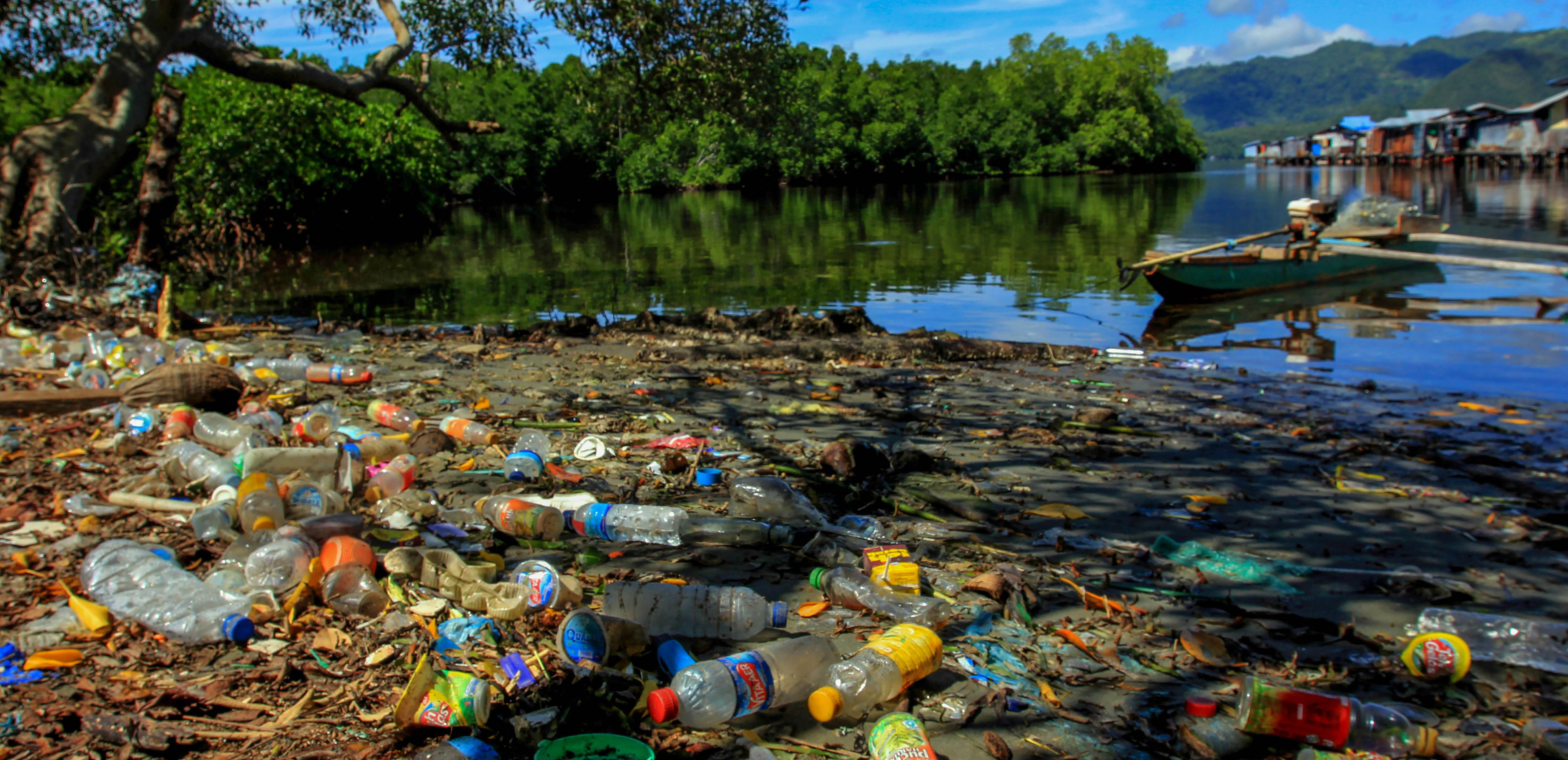 Sampah-sampah plastik berserakan di tepi Teluk Youtefa, Jayapura, Papua, Kamis (4/5/2023).