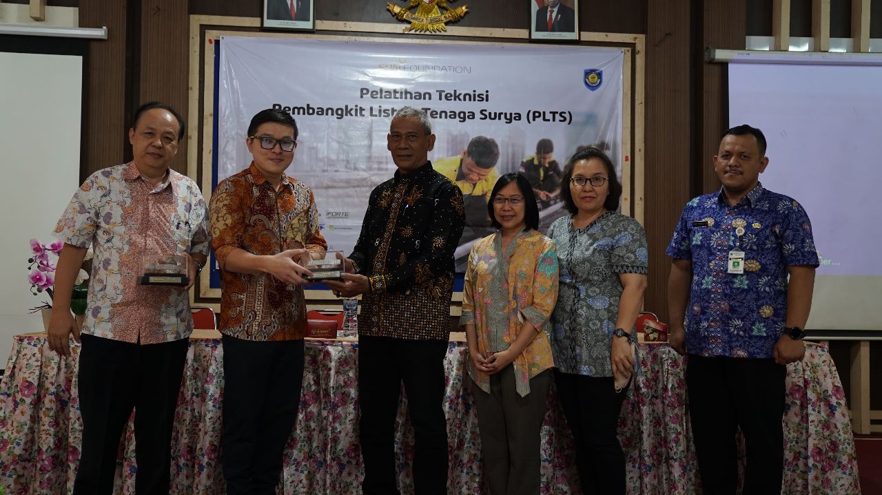 Pelatihan Teknisi Pembangkit Listrik Tenaga Surya yang diselenggarakan Yayasan SUN bagi siswa dan guru SMK.