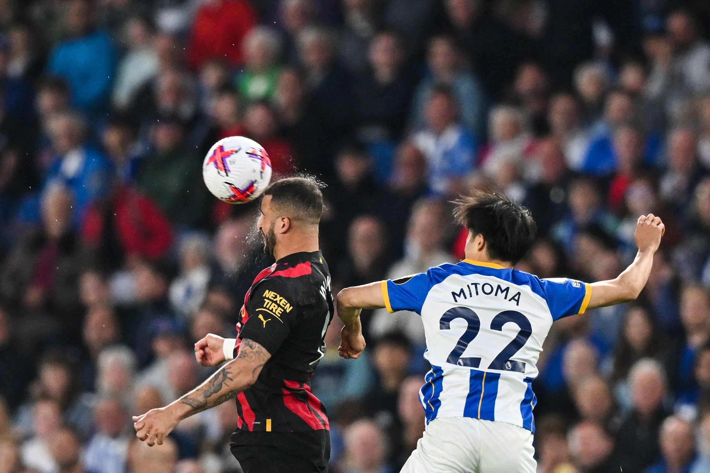 Pesepakbola Manchester City's Kyle Walker (Kiri) berebut bola dengan pesepakbola Brighton Kaoru Mitoma, dalam laga Kamis (25/5) dini hari.