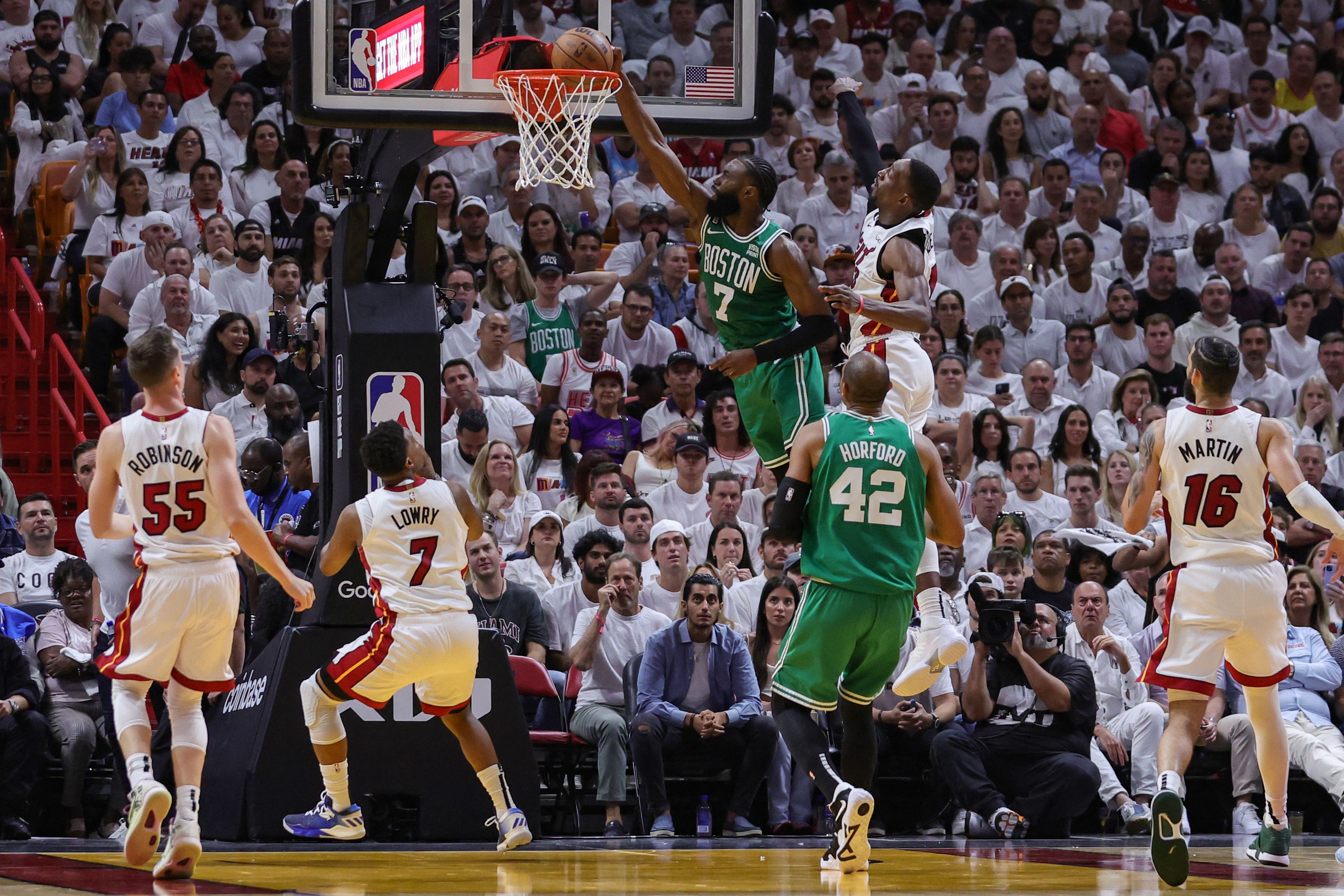 Pebasket Boston Celtics Jaylen Brown melakukan slam dunk dalam laga NBA melawan Miami Heat.