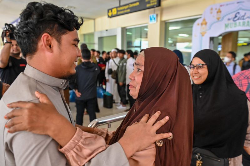 Mahasiswa Indonesia yang dievakuasi dari Sudan tiba di Tanah Air.