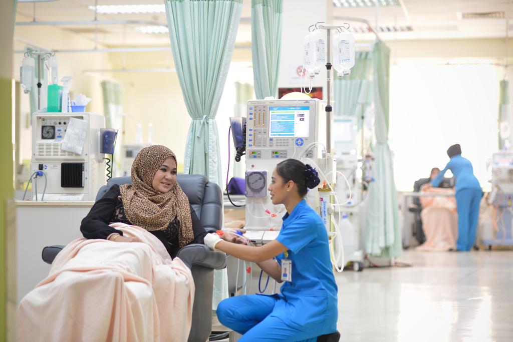 Seorang perawat sedang melayani pasien kanker.