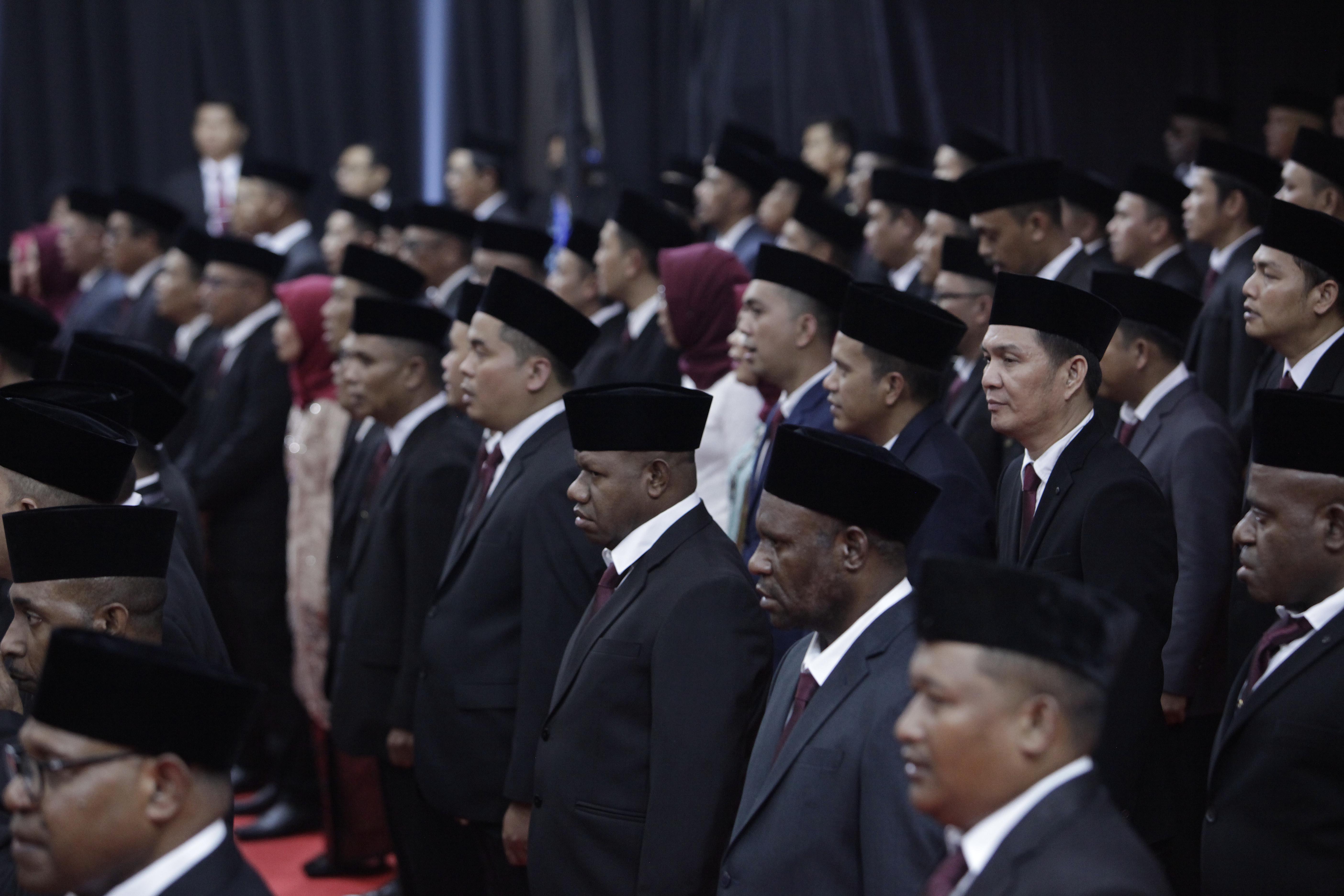  Anggota KPU Provinsi pada dua puluh provonsi periode 2023-2028 mengikuti pengambilan sumpah dan janji di Gedung KPU, Imam Bonjol