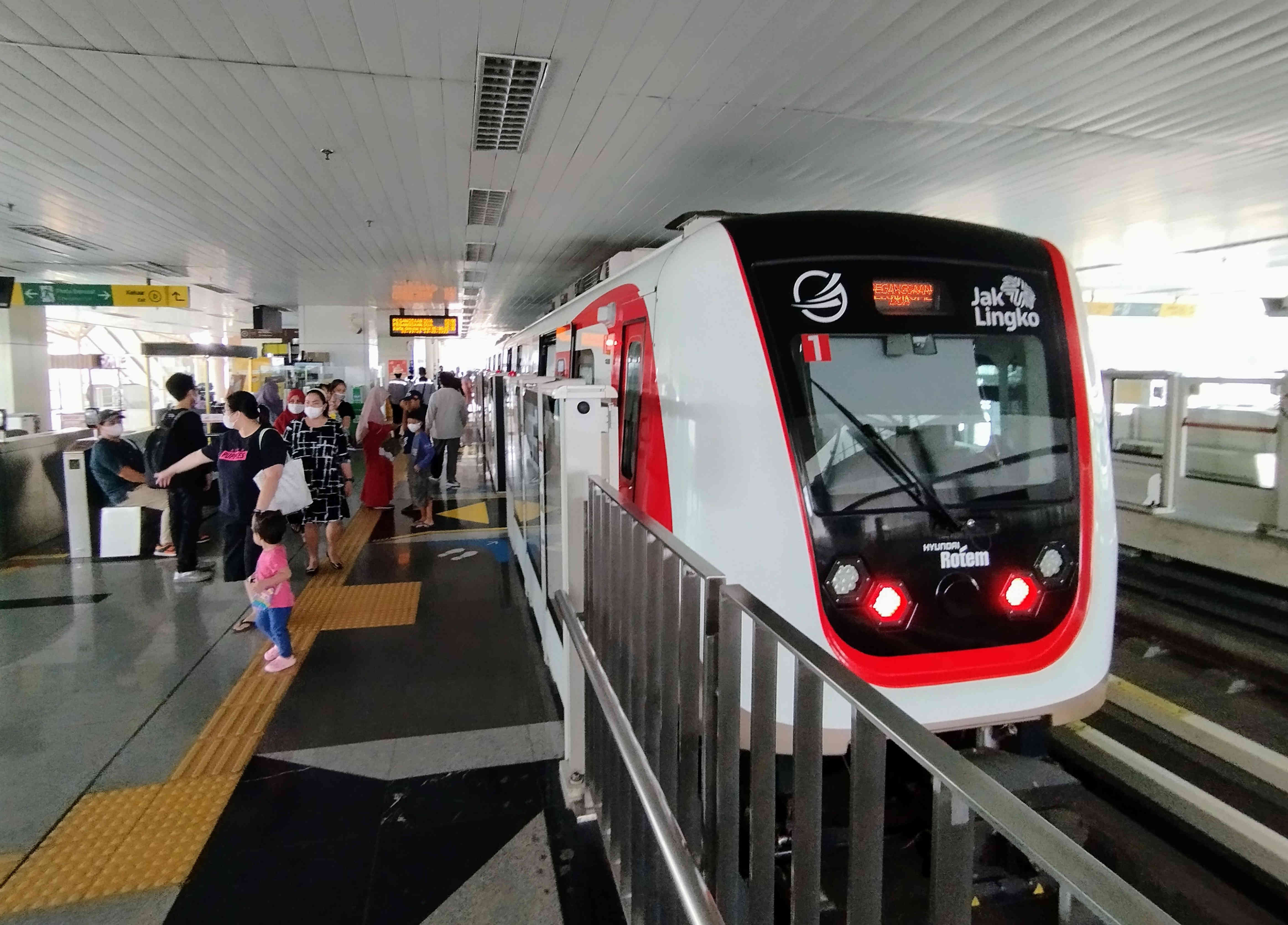 LRT Jakarta melintas di Stasiun Velodrome