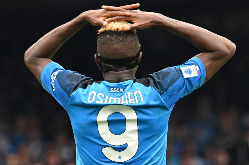 Pemain Napoli Victor Osimhen kecewa usai gagal meraih kemenangan atas Salernitana.