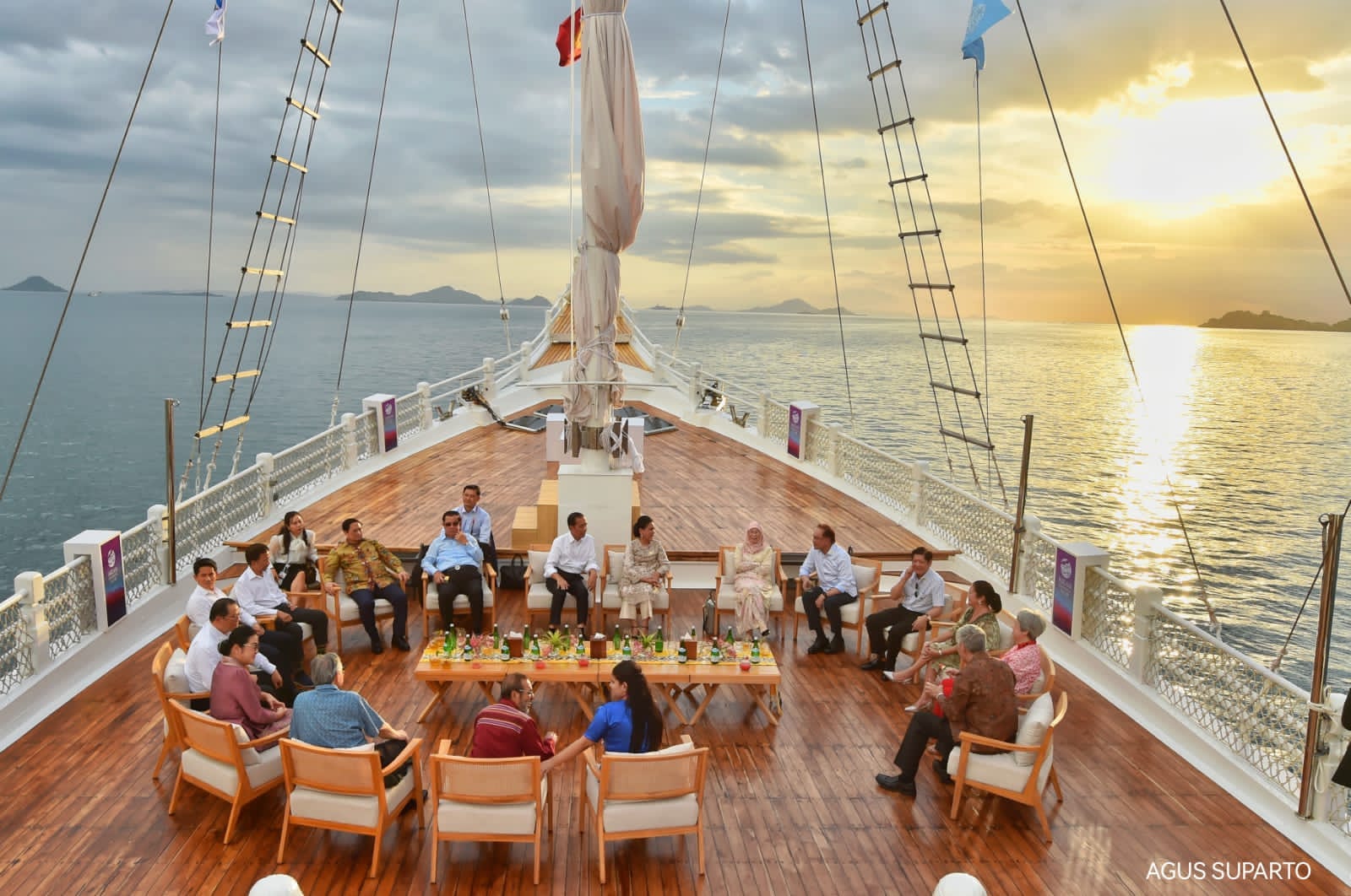 Presiden Joko Widodo ajak pimpinan negara ASEAN makan malan di atas kapal laut