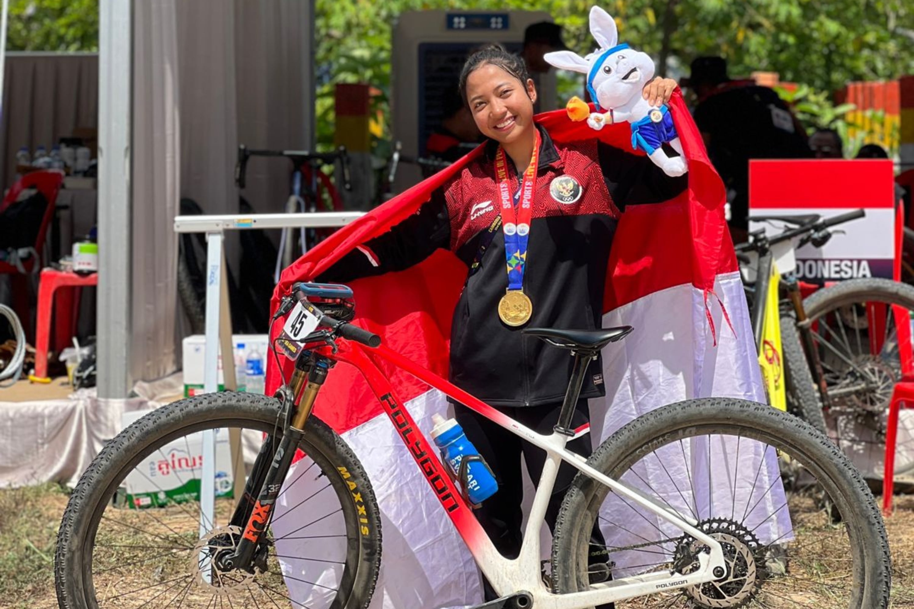 Sayu Bella bersama sepeda Polygon Syncline C Series