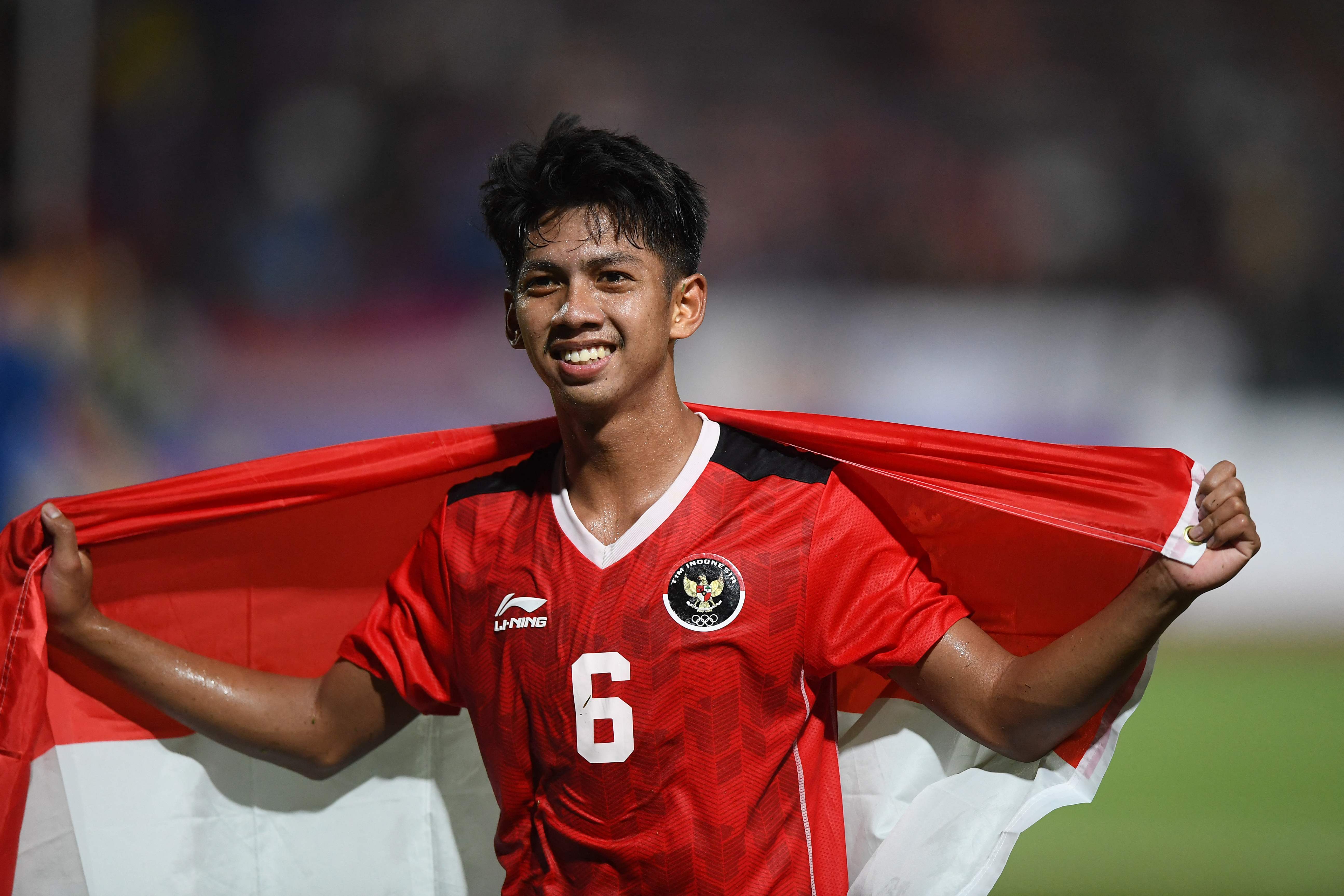  Pemain Timnas U-22 Ananda Raehan Alief mengibarkan bendera merah putih usai mengalahkan Thailand dengan skor 5-2