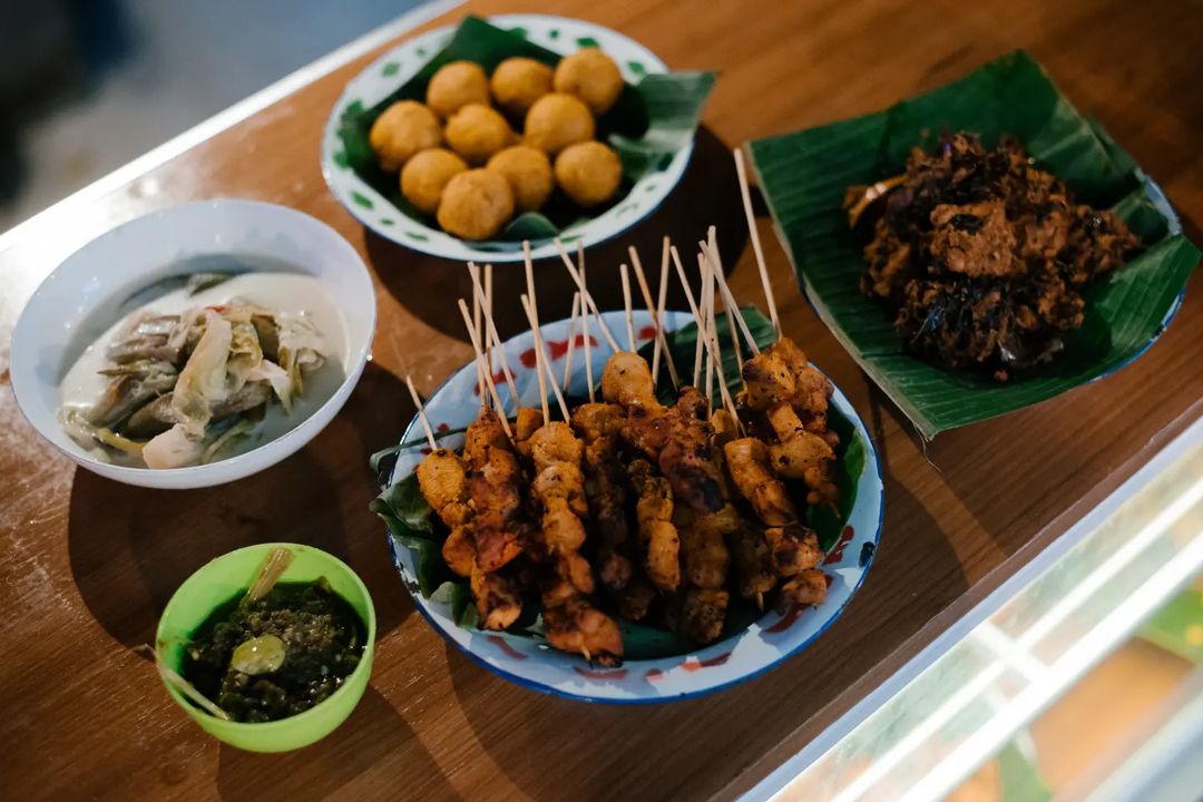 Rendang tempe daun, gulai terong, dan sate ayam gulai kreasi Chef Alvin Kapau.