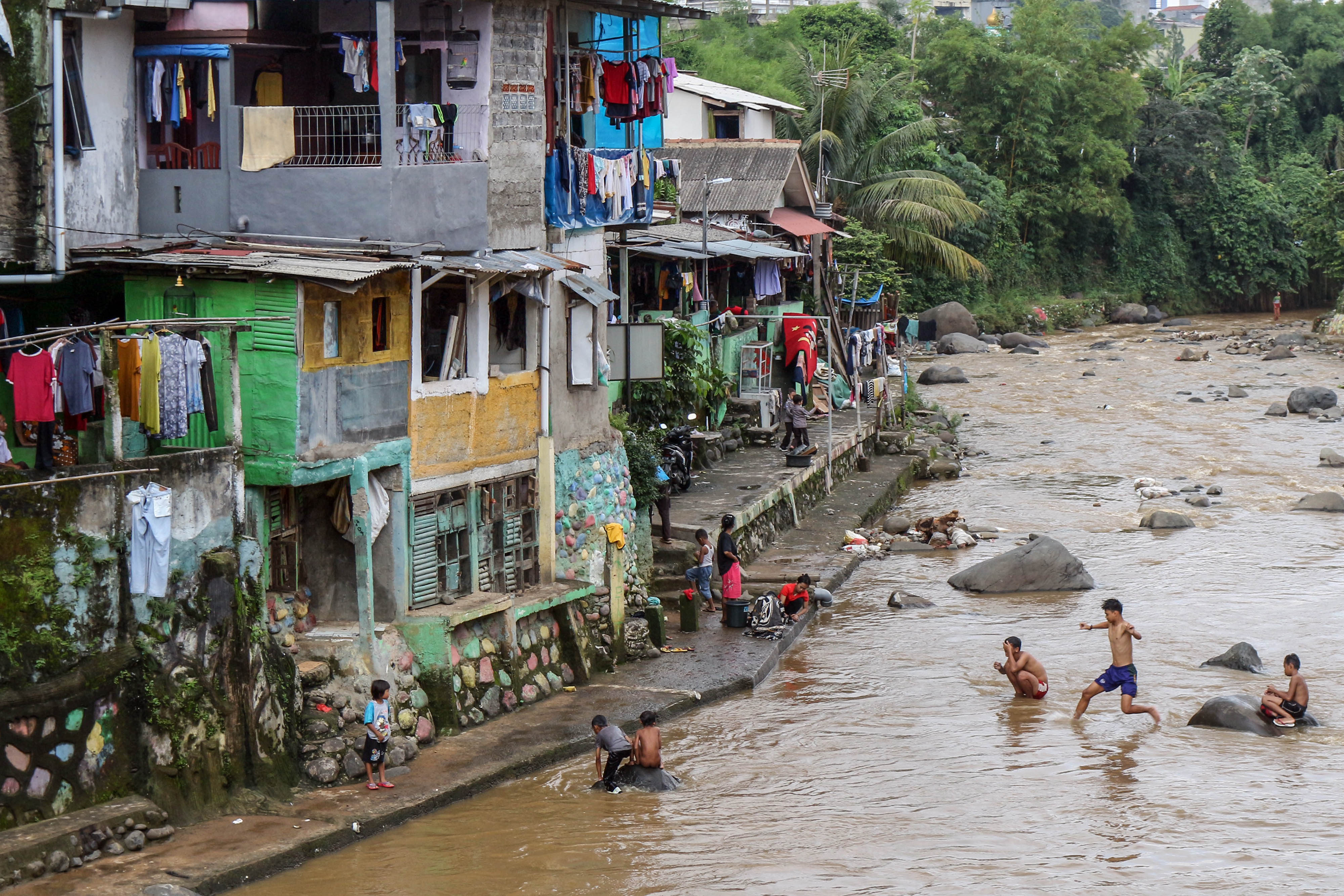 ALIH FUNGSI DAS CILIWUNG DI KOTA BOGOR, JAWA BARAT.