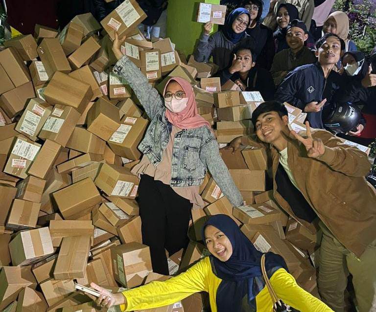 Firda dan Gilang bersama karyawan di sela-sela mengemas hasil produk olahan singkong menjadi makanan ringan Sajodo Snack & Food.