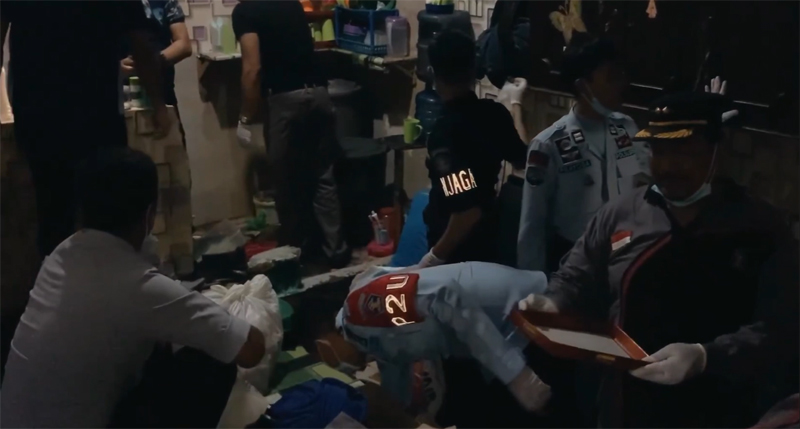 Tim gabungan kanwil Kemenkum dan HAM Bengkulu merazia Lapas kelas 2A Bentiring. Dalam razia itu, ditermukan sejumlah alat yang dapat menggan