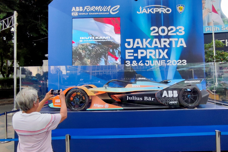 Mobil balap Formula E di Bundaran HI, Jakarta.