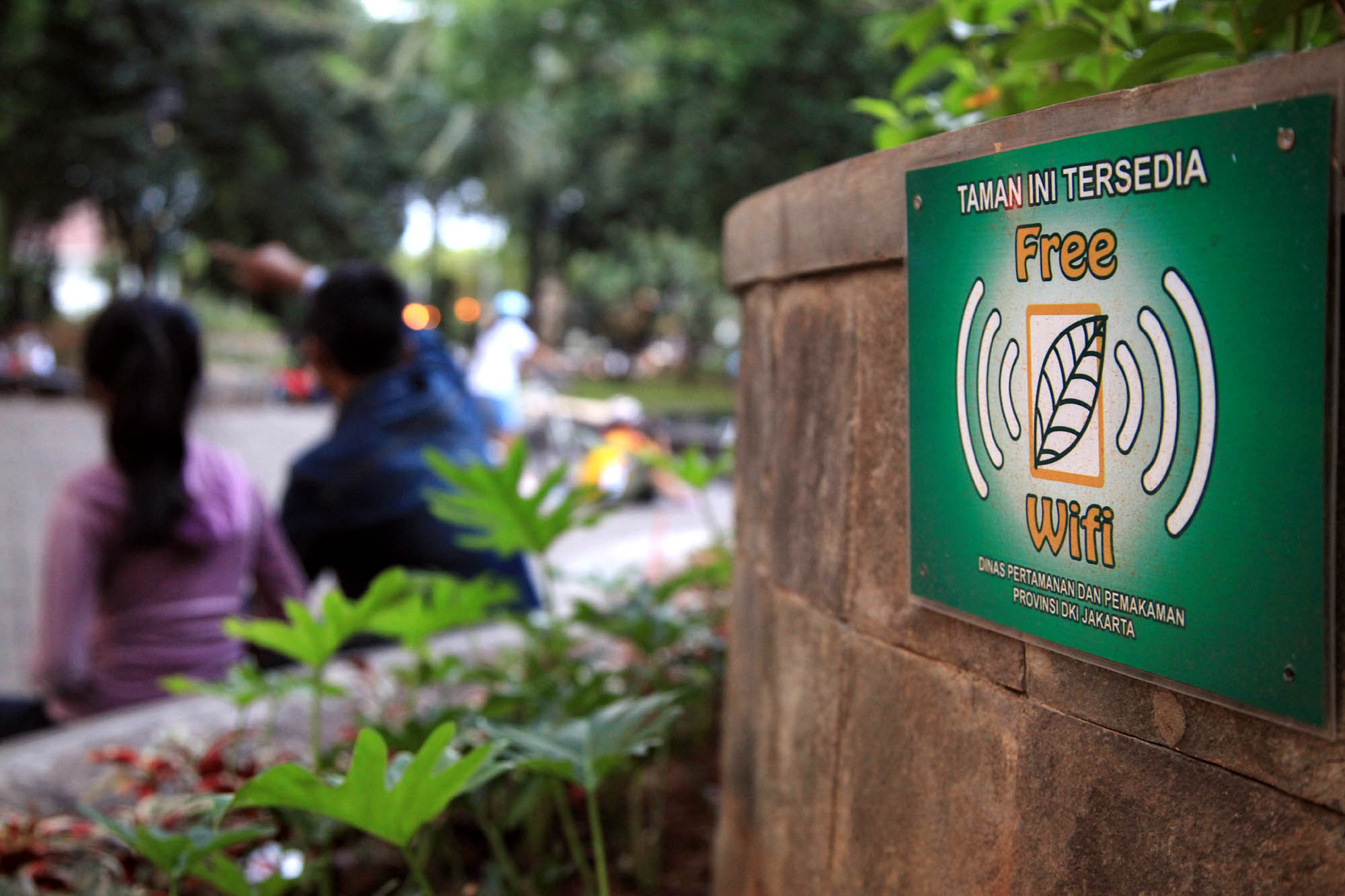 Ketersediaan fasilitas internet gratis di taman-taman umum merupakan salah satu realisasi penerapan kota pintar (smart city). 