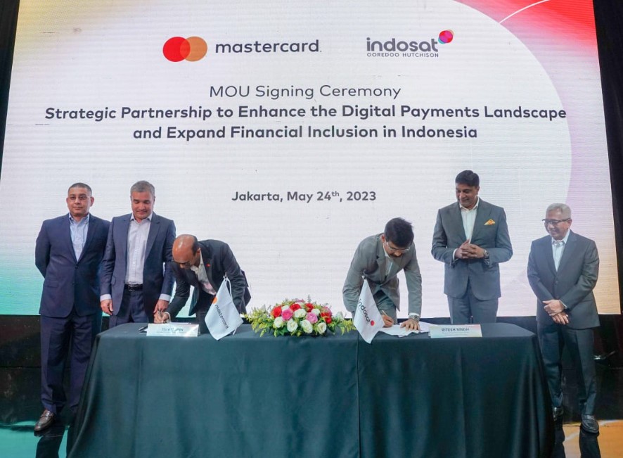Penandatanganan kerja sama antara Indosat dan Mastercard.