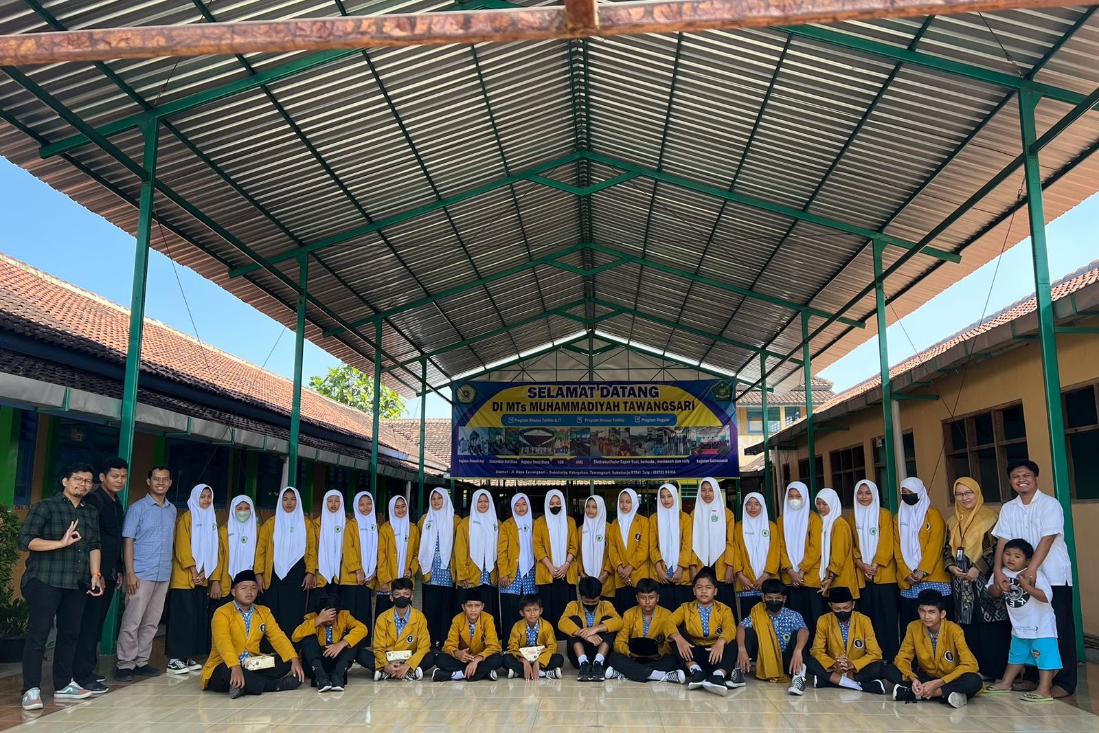 Para guru di MTs Muhammadiyah Tawangsari Sukoharjo, Jawa Tengah, pun mencoba memanfaatkan fitur ini untuk mengembangkan bahan pembelajaran.